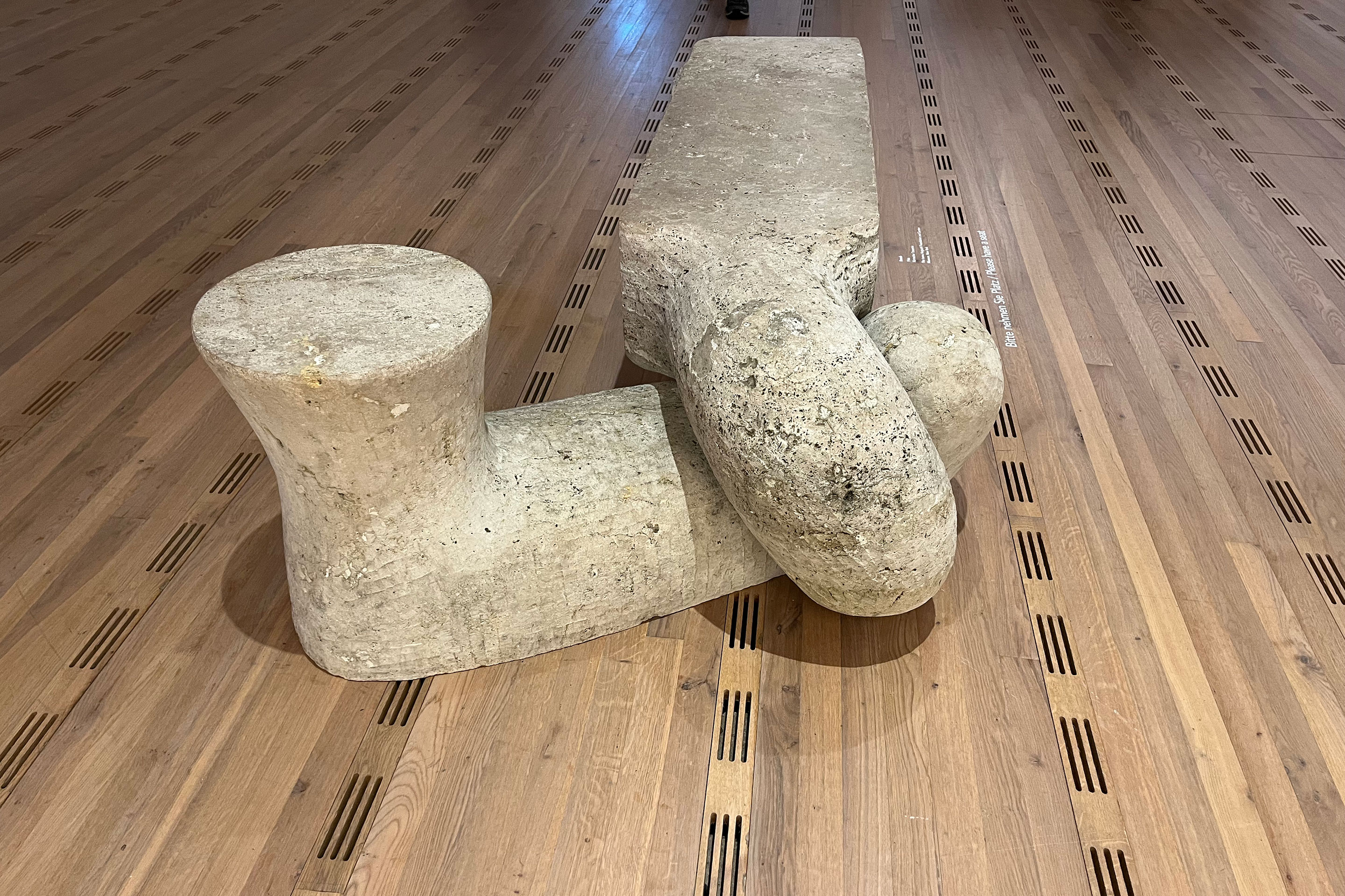 Zur Bank gehört auch ein Tisch oder Hocker.