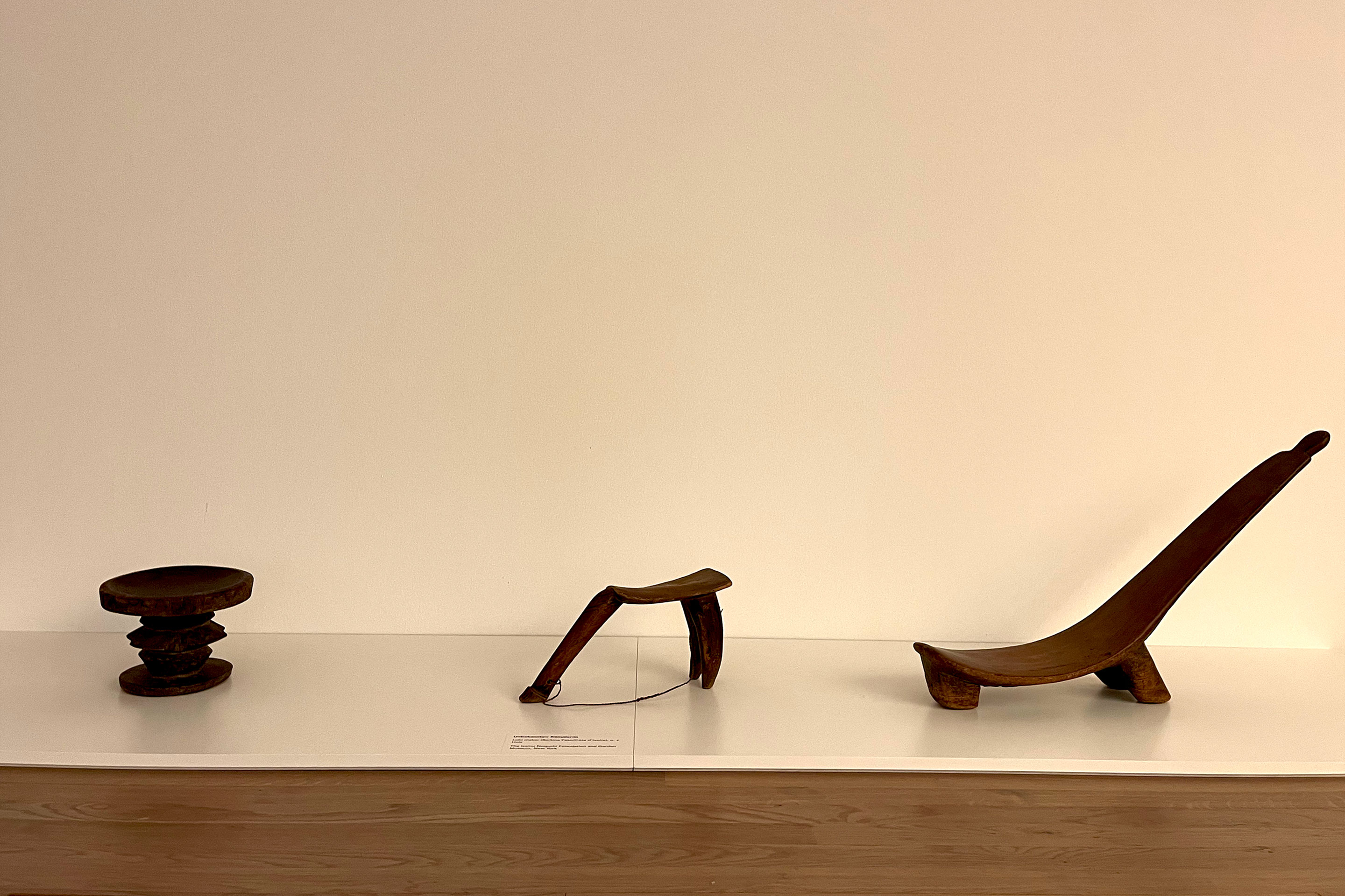 Möbel sind etwas, das Noguchi «für überwindbar» hielt. Traditionelle Sitze, die sich mit den Füssen des Nutzenden zu einem stabilen Dreieck verbinden, waren sein Ideal.