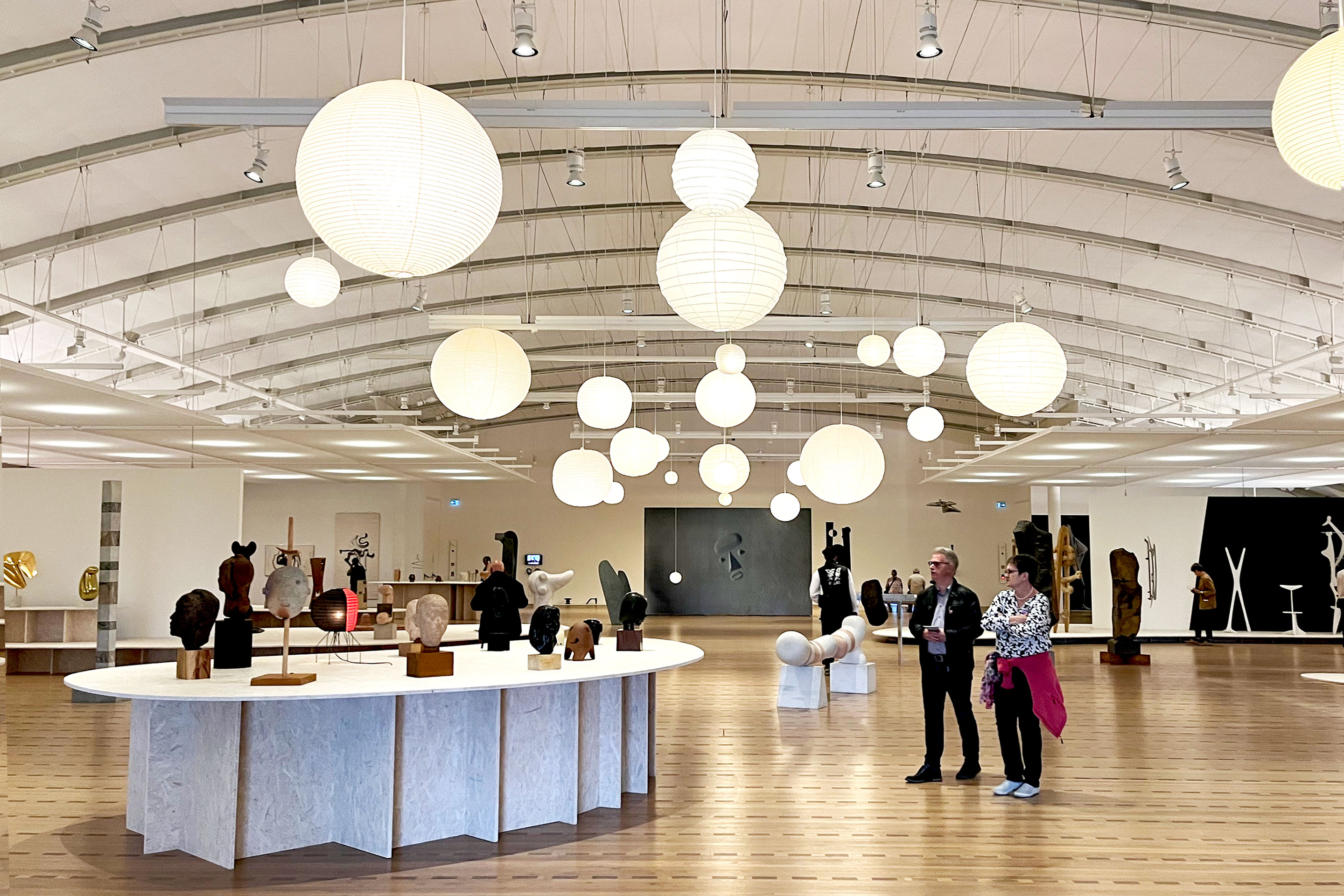 Die amorphen Ausstellungsinseln erinnern an Mobiles von Alexander Calder, der zeitgleich mit Isamu Noguchi in New York lebte.