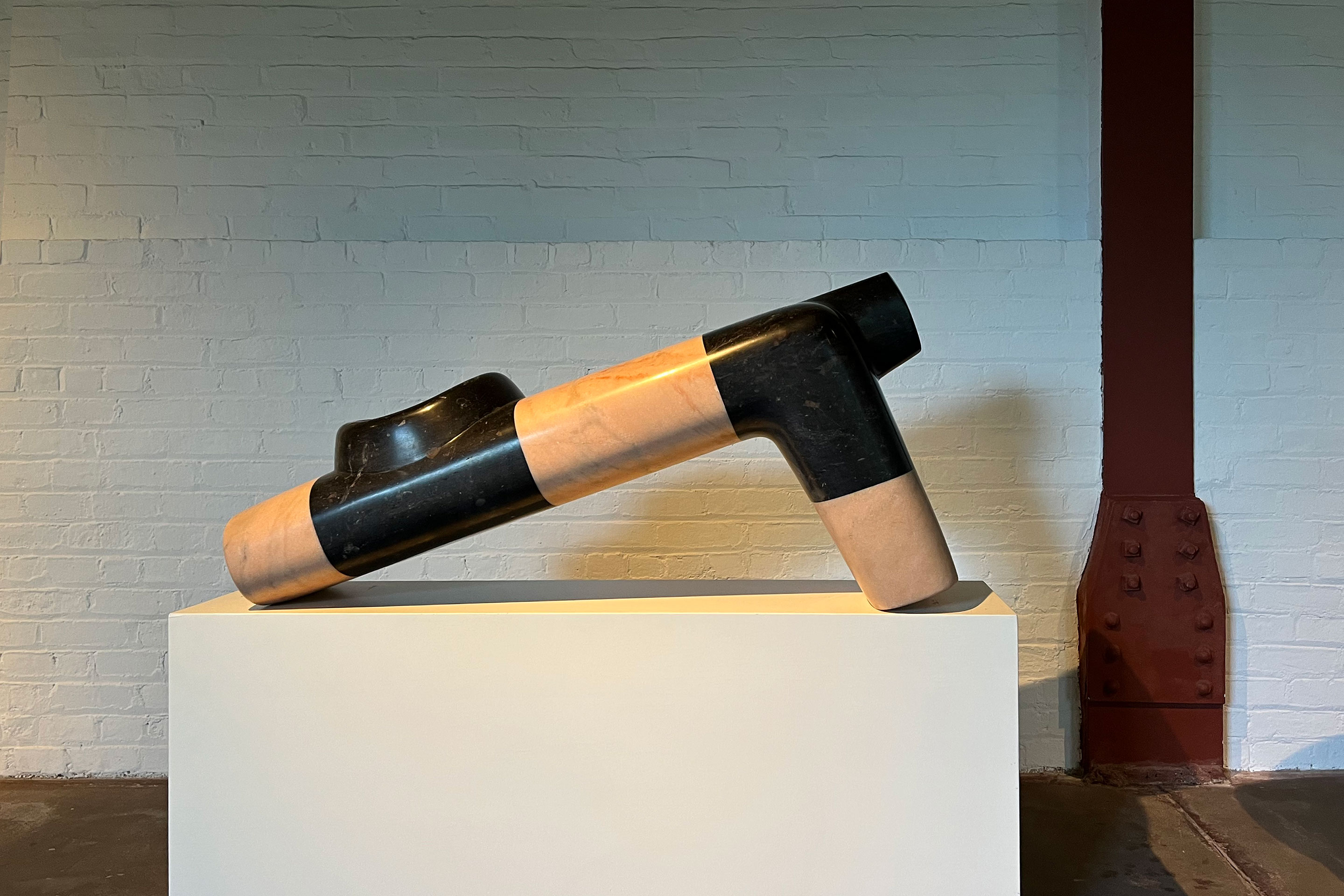 Noguchi begriff Marmor als einen formbaren Stein, den er oftmals sogar unter Vorspannung setzte und durch maschinelle Bearbeitung verfremdete.