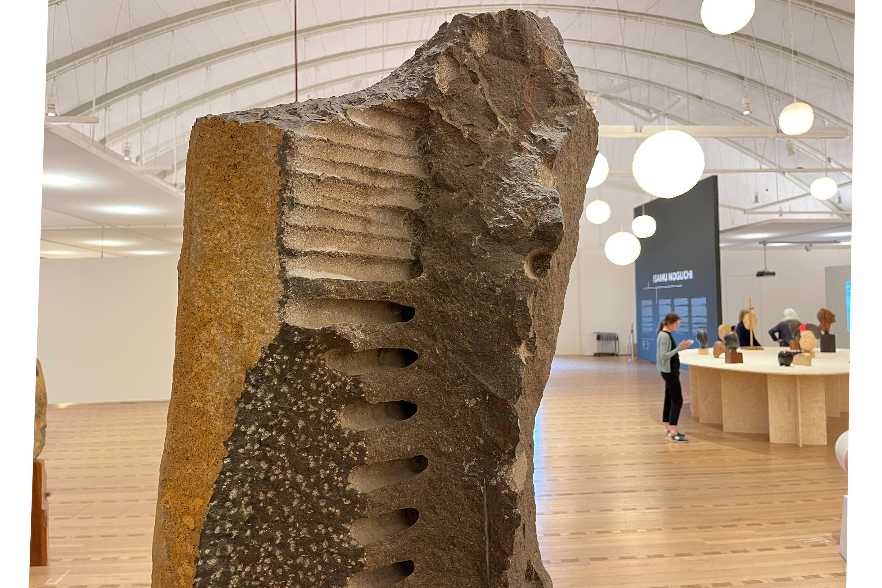 Bruchraue und bearbeitete Oberflächen verwandeln Basalt in einen spannungsvollen Körper («Age», 1981, Basalt).