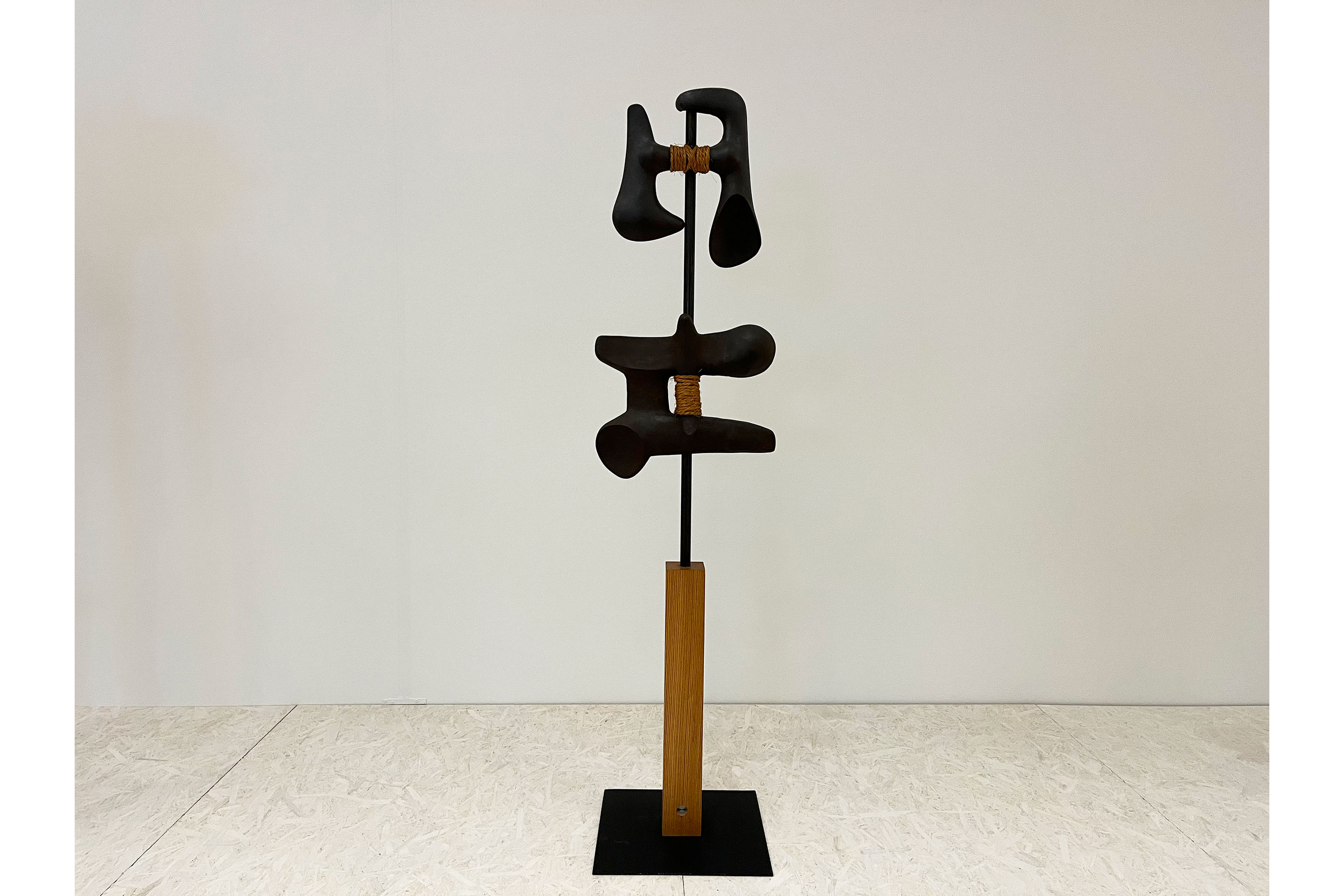 Sorgfältig gefügte Gestelle bilden einen Teil der Kunstwerke und zeugen von Noguchis Liebe zum japanischen Handwerk («calligraphics», 1957, Eisen, Holz, Seil, Metall).