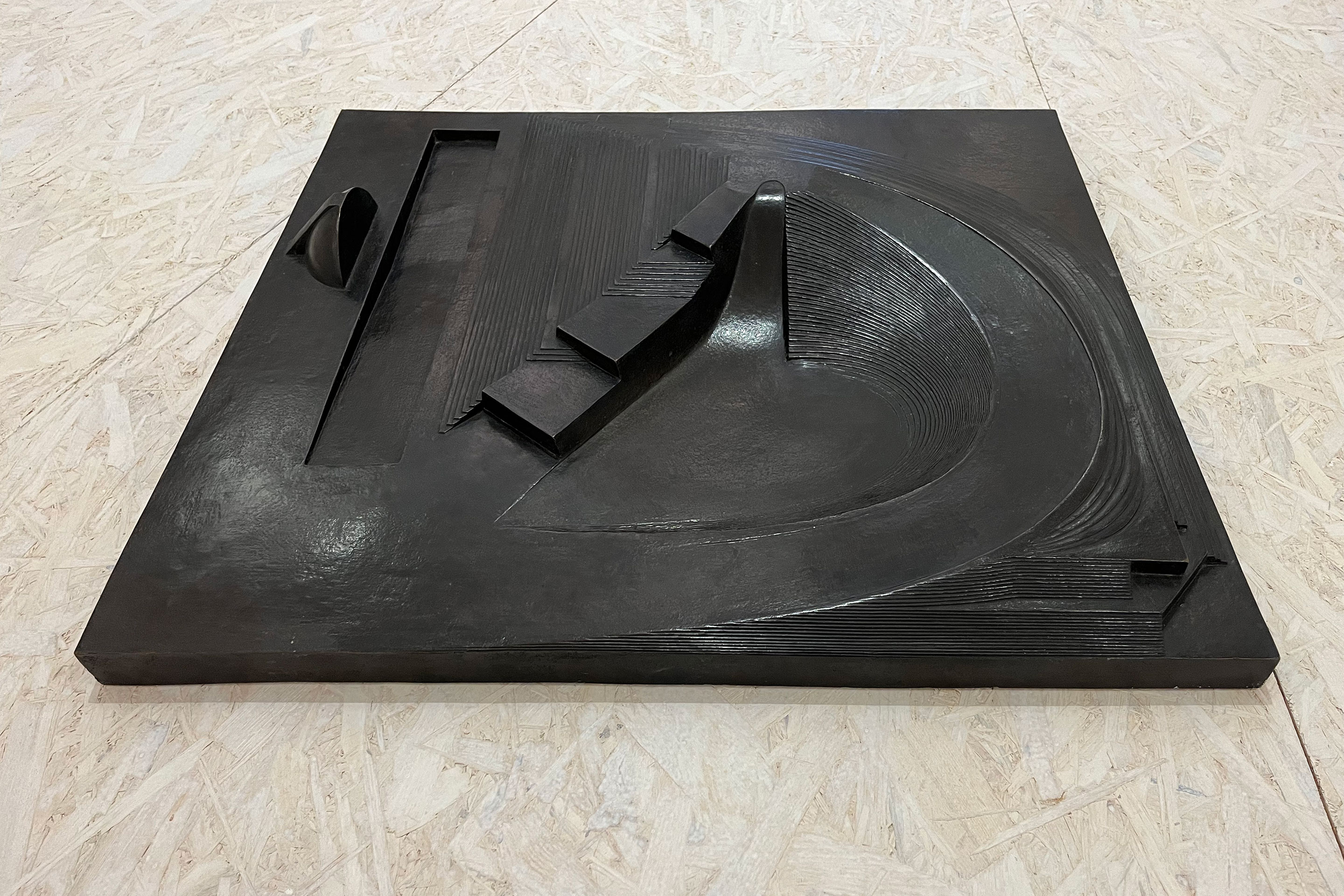 Ohne das Hinzufügen von Objekten formt Noguchi Landschaften zu einem Spielplatz (Play Mountain, 1933/1985, Modell Bronze).