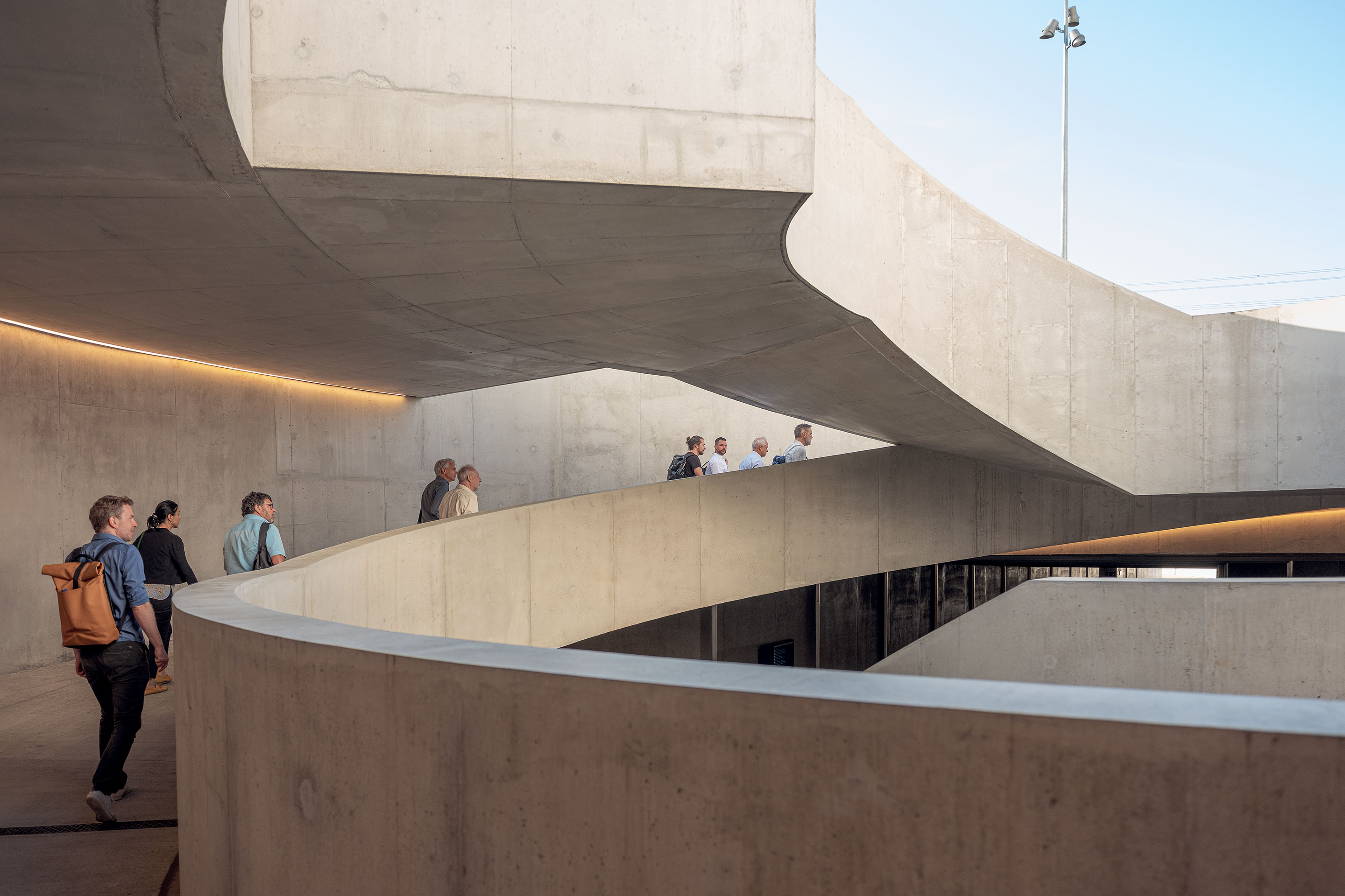 Photo des visites réalisées par les membres du jury. Ici au projet "trait d'union" réalisé par Pont12 architectes: réalisation d’un passage sous-voie pour la mobilité douce entre Prilly et Renens