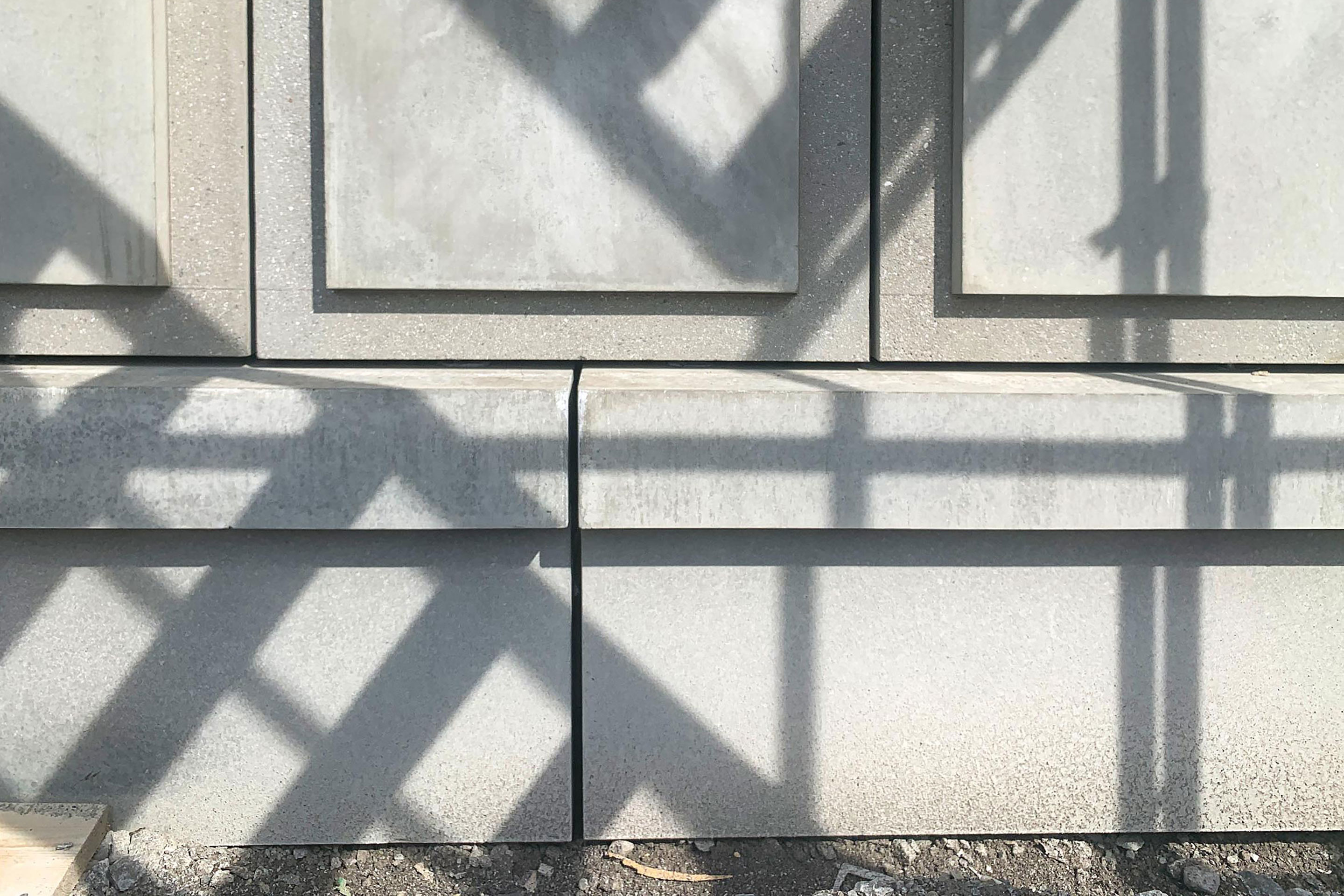 Detail der Betonfassade: Wenige, unterschiedliche Teile ergeben ein ganzes Gebäude.