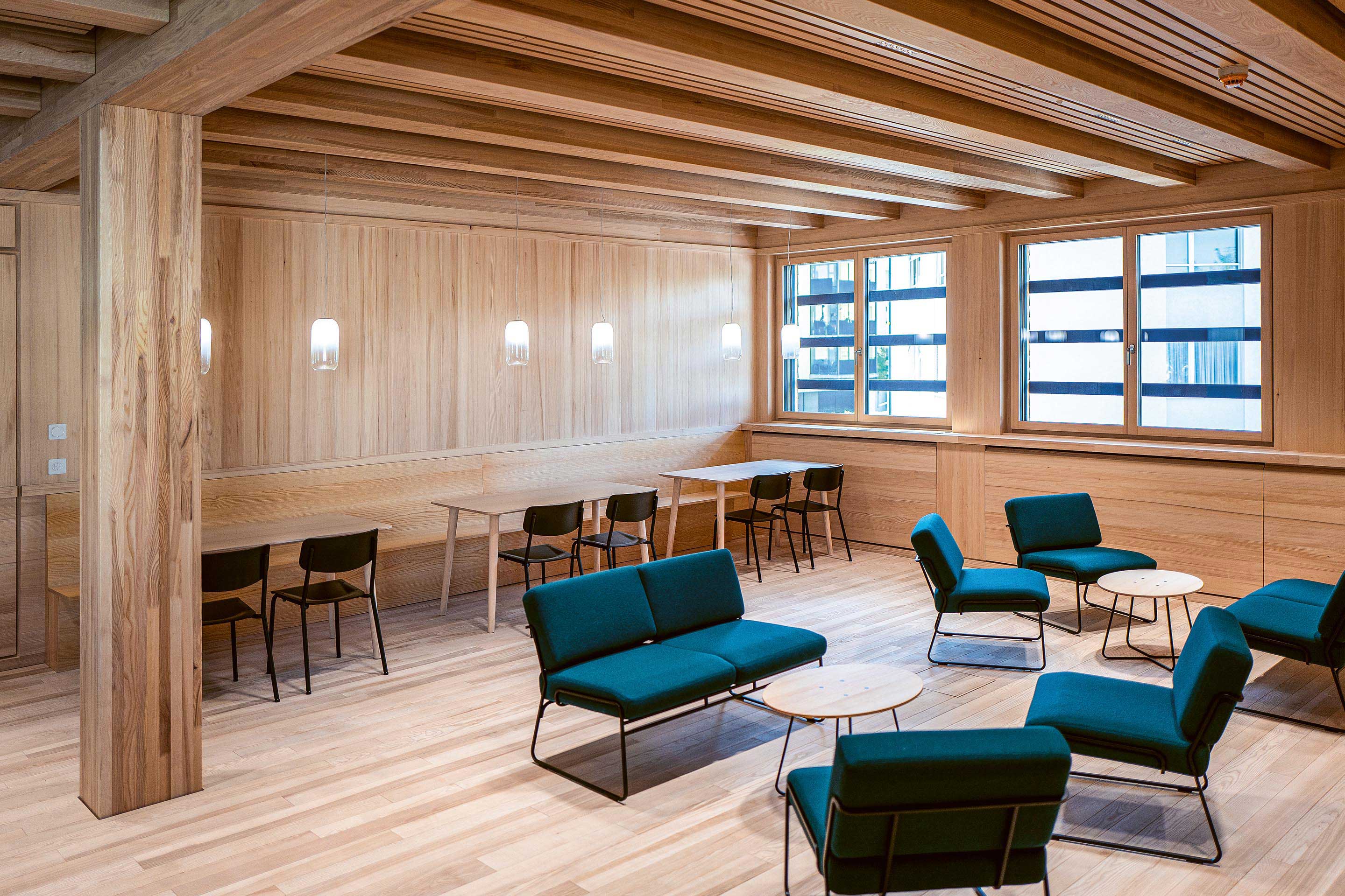 Im ersten Obergeschoss des Zwischenbaus befindet sich eine Lounge als  Aufenthalts­bereich für die Mitarbeitenden.