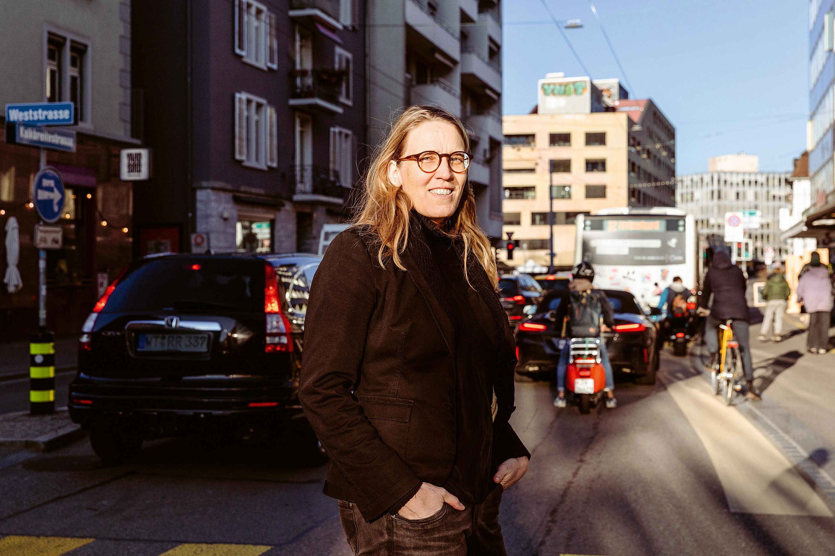 Dr. Sibylle Wälty forscht und lehrt seit 2016 am ETH Wohn­forum. In ihrem ETH-Innovedum-Projekt «4D-Geodesig­ning Urban Transformation» und dem «MAS/CAS ETH Mobilität der Zukunft» lehrt sie zu 10-Minuten-Nachbarschaften. Mit ihrem Start-up Resilientsy erleichtert sie den Wandel hin zu einer nachhaltigen Raum- und Immobilienentwicklung.