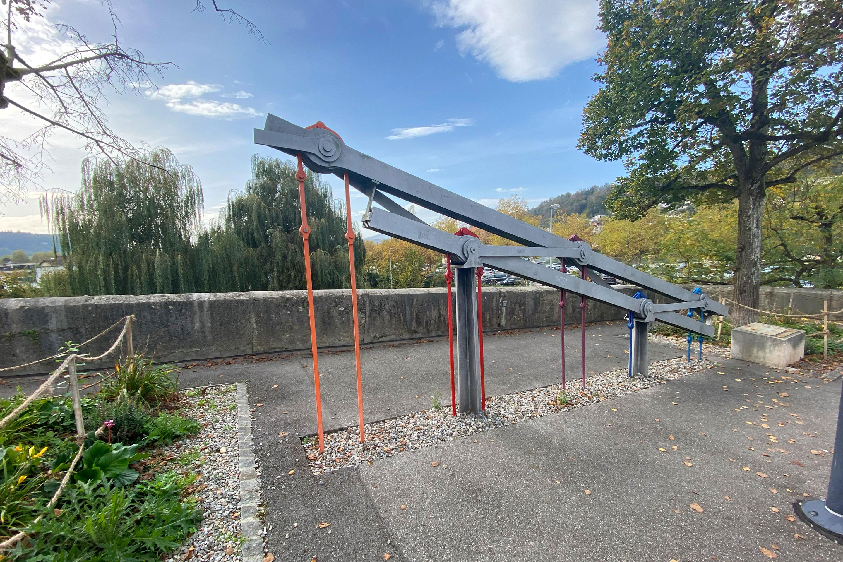 Abschnitte der einstigen Kettenbrücke erinnern heute noch an ein Bauwerk, das im Sprachgebrauch der lokalen Bevölkerung bis heute gehalten hat.
