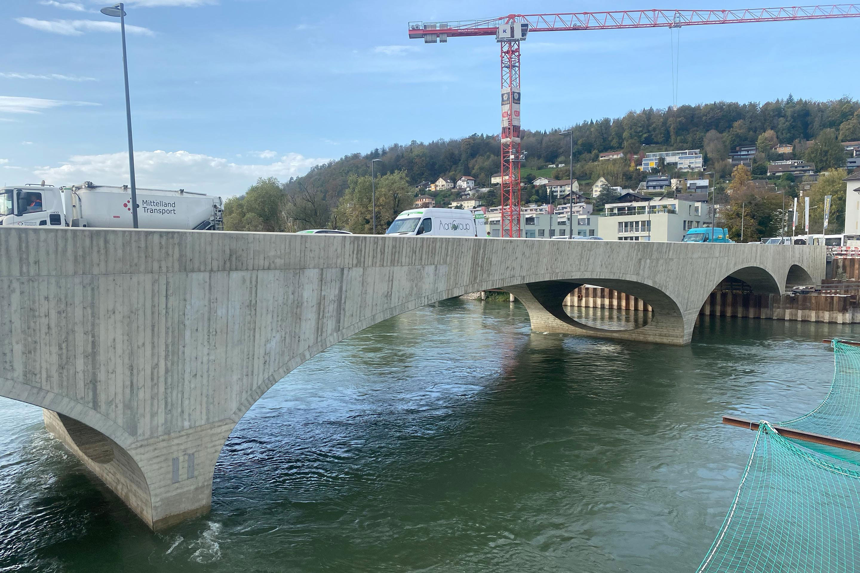 Obschon noch nicht offiziell eröffnet, fährt bereits Verkehr über die neue Aarebrücke.