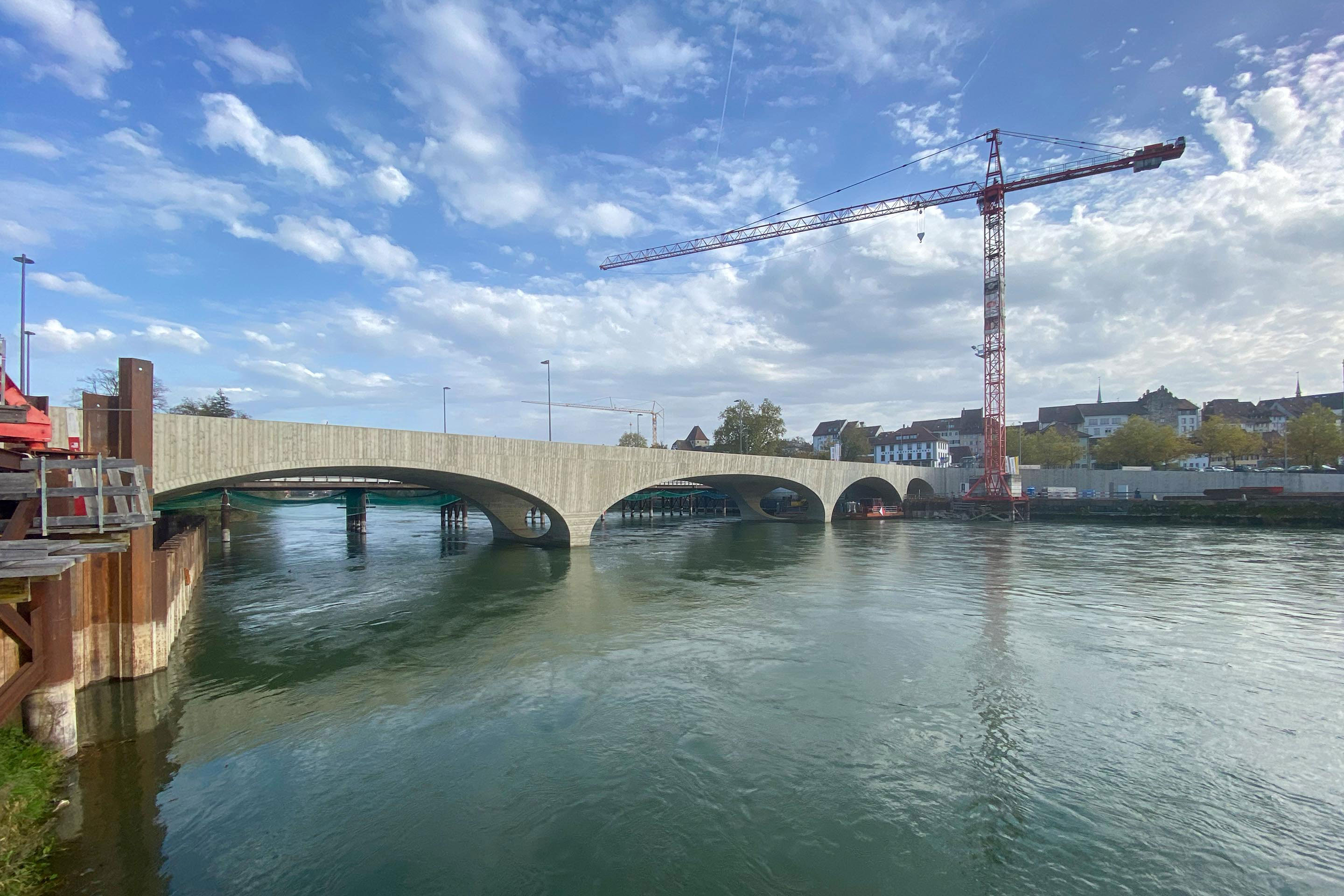 Bei Normalwasserstand sind die elliptischen Öffnungen in den Pfeilern vollständig sichtbar.
