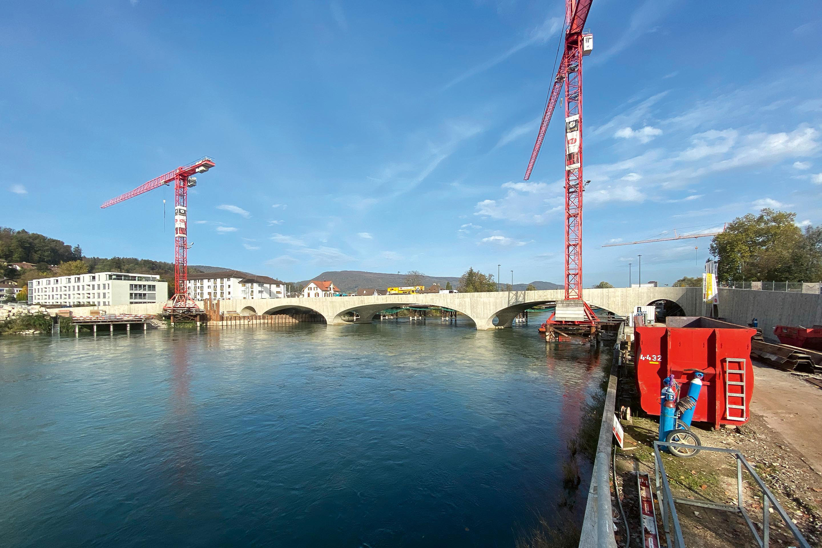 Die Arbeiten im und am Wasser umfasst viel Nichtalltägliches für eine Baustelle: Tauchereinsätze und der Betrieb eines Baustellenboots sind zwei Beispiele dafür.