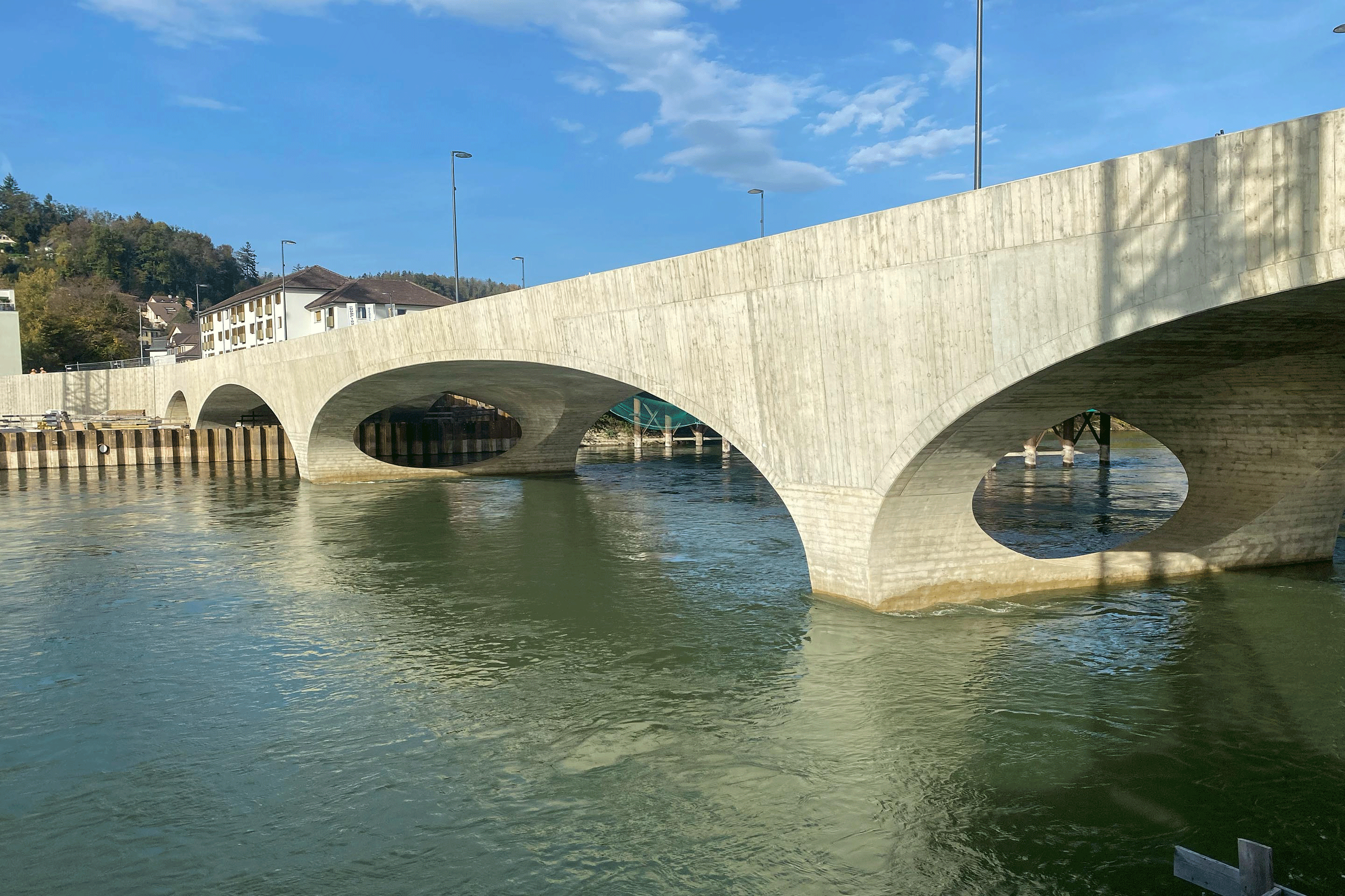 Noch zeichnen sich die Pegelstände der Aare nur zögerlich an den Pfeilern ab.