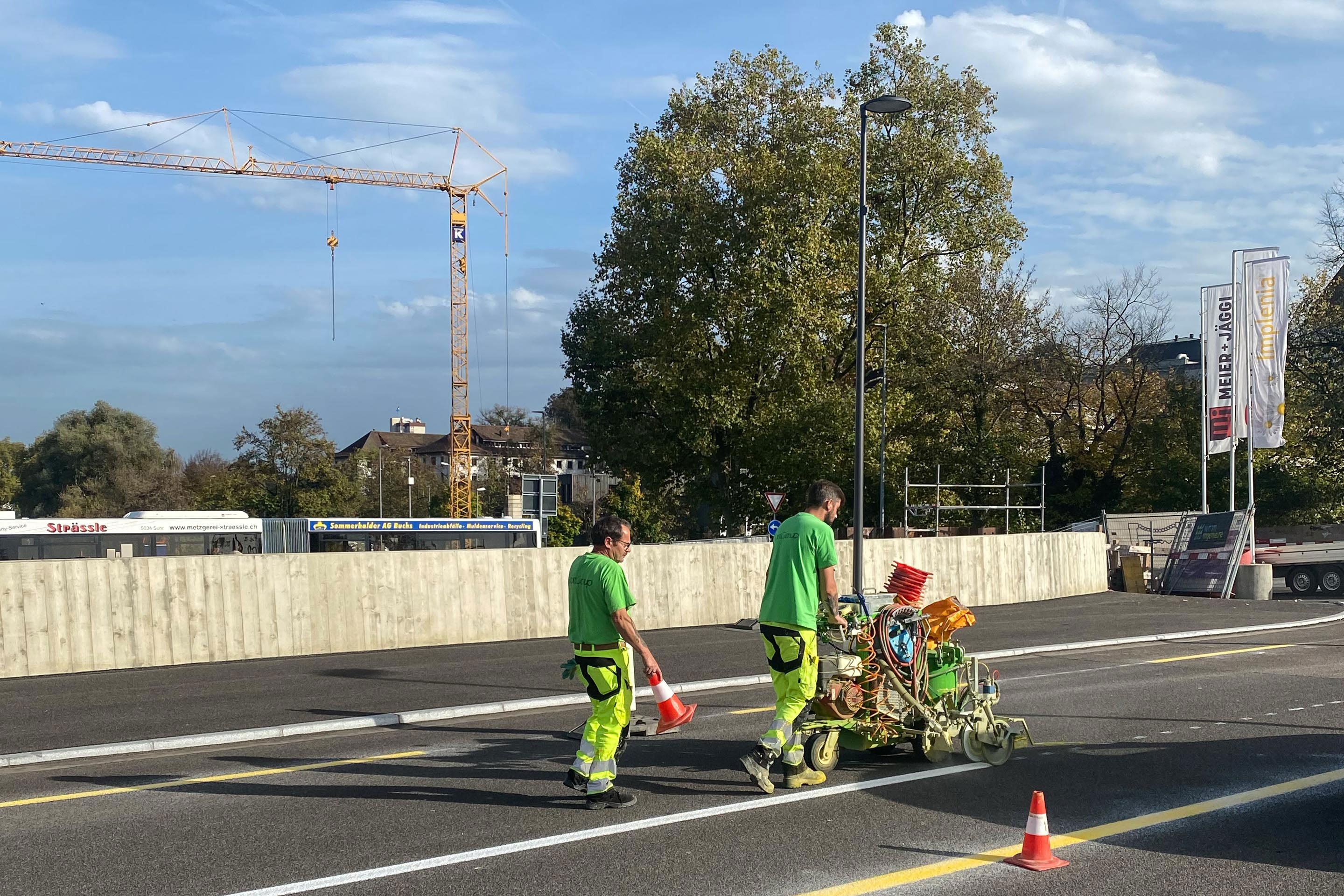 Zwischenzeitlich sind die Markierungsarbeiten auf der Brücke abgeschlossen.