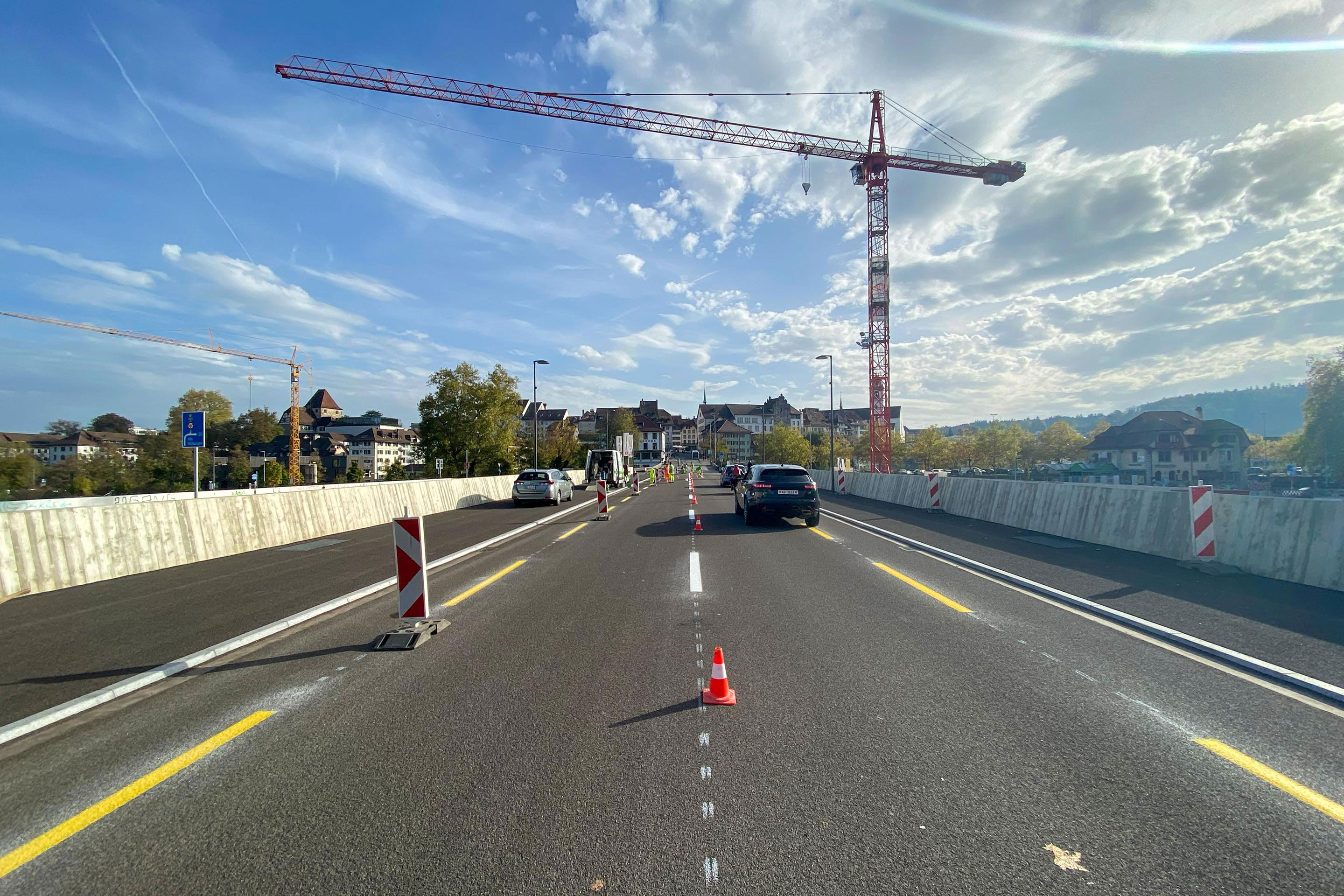Die Fahrbahn der neuen Brücke umfasst in beide Richtungen einen Fahrradstreifen.