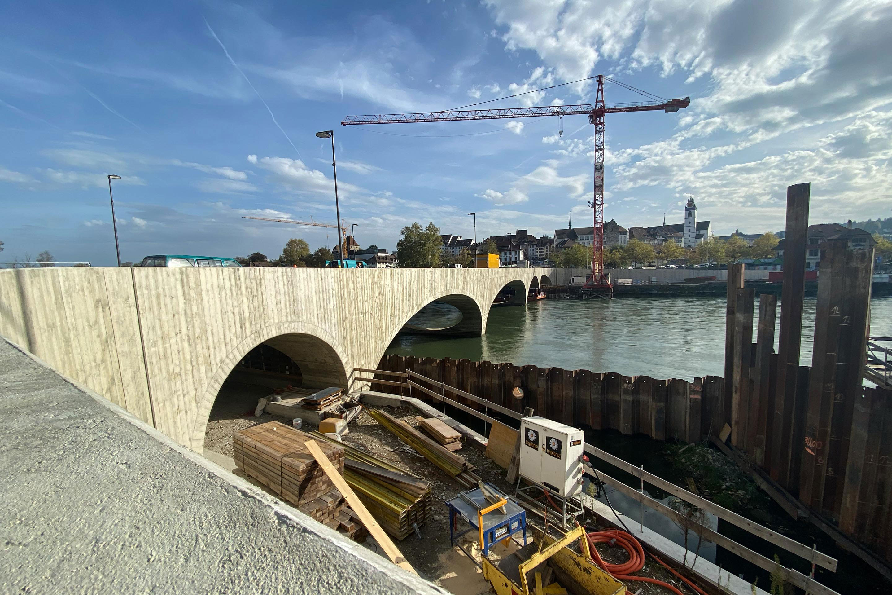 Die Rundung in den Ufermauern verleihen der Brücke zusammen mit dem variierenden Anzug in den Flanken eine schwungvolle Geometrie.