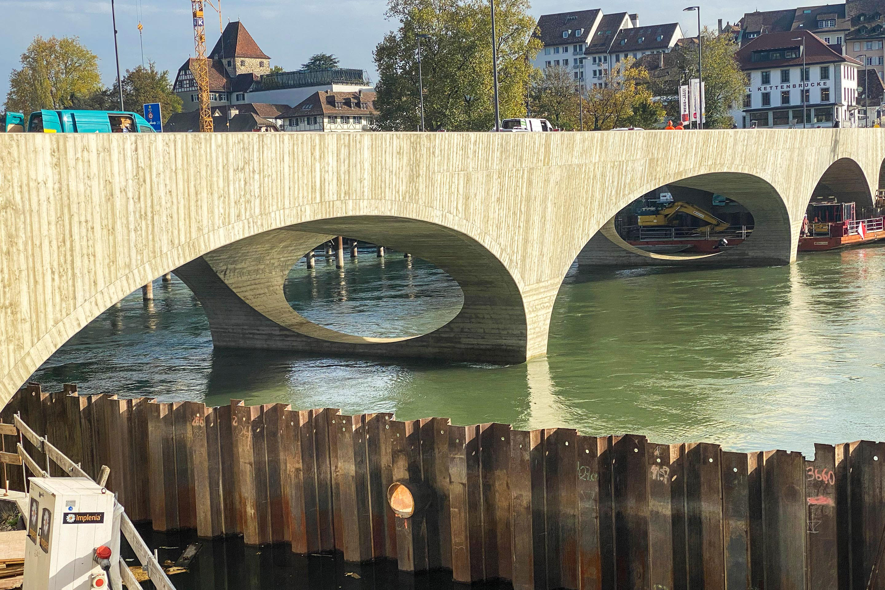 Die auskragenden Seitenflanken ermöglichten es, die Pfeilerfundamente der rückgebauten Brücke aus dem Jahr 1949 weiter zu verwenden.