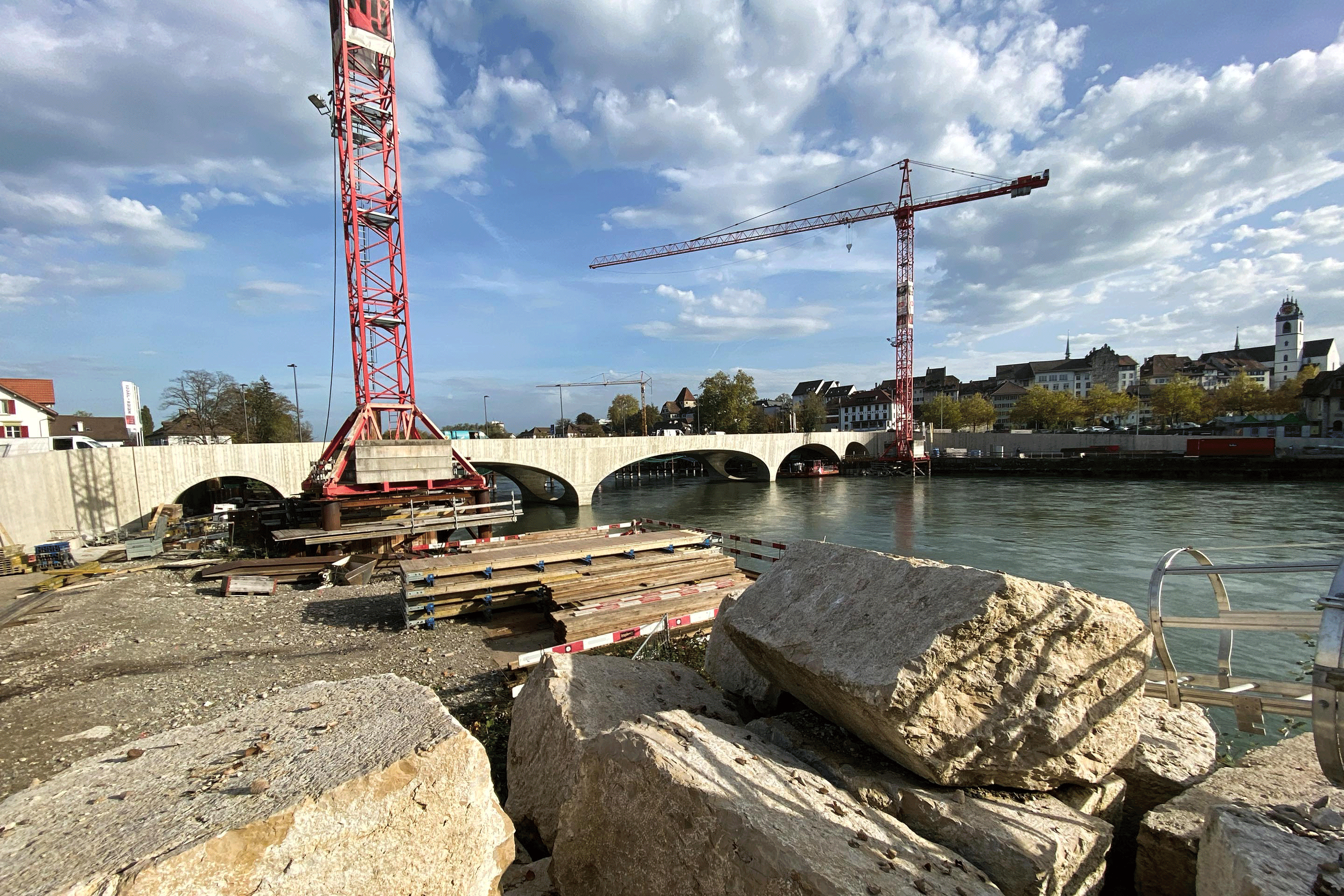 Rückgebaute Blocksteine der früheren Fundamente sollen entlang der Uferwege ein zweites Leben erhalten.