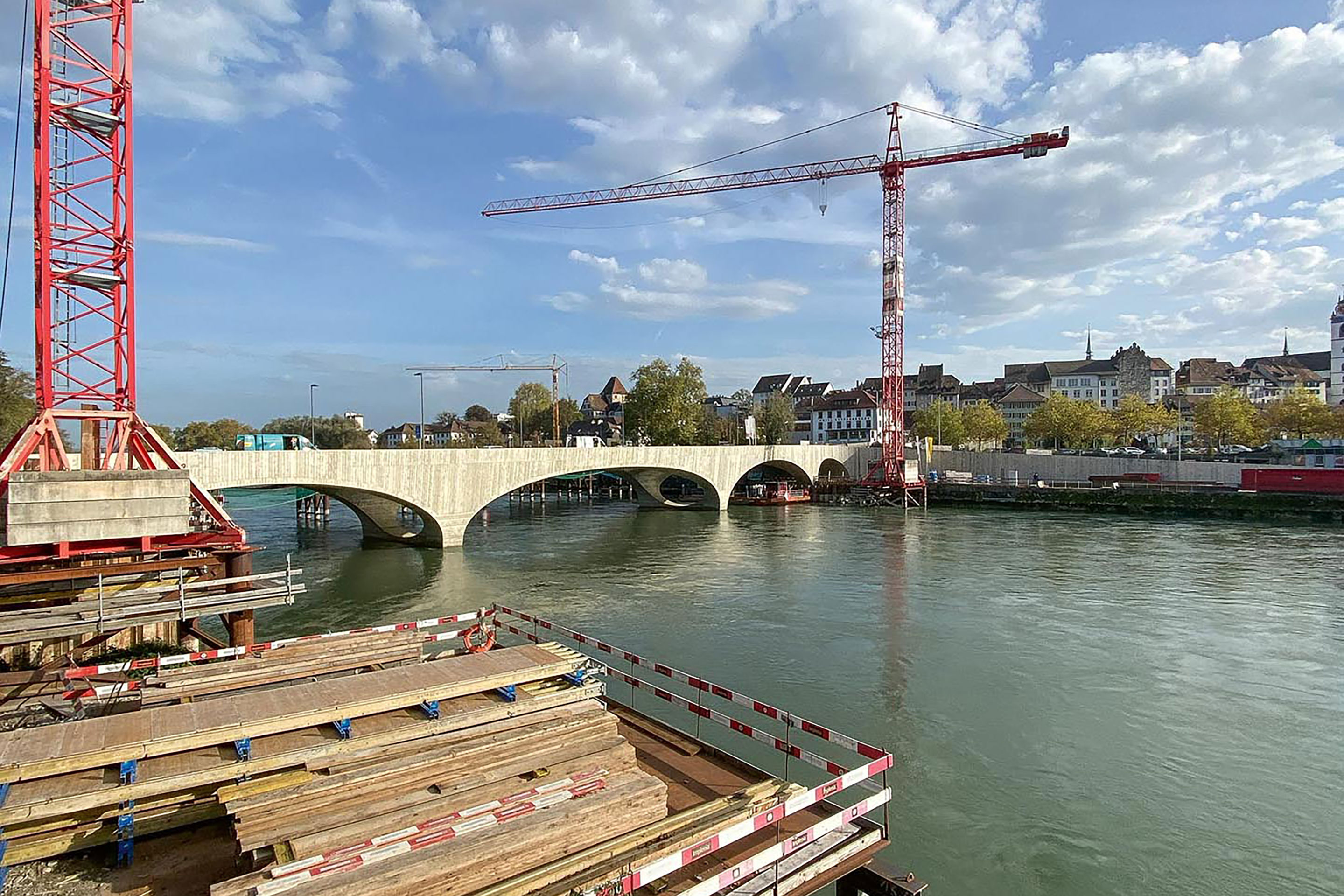 Die neue Brücke über die Aare ist eine moderne Stahlbeton­konstruktion. Seit Ende Oktober ist die  Brücke begeh- und befahrbar. Insgesamt werden die Umgebungs- und Fertig­stellungsarbeiten bis Mitte 2023 dauern.