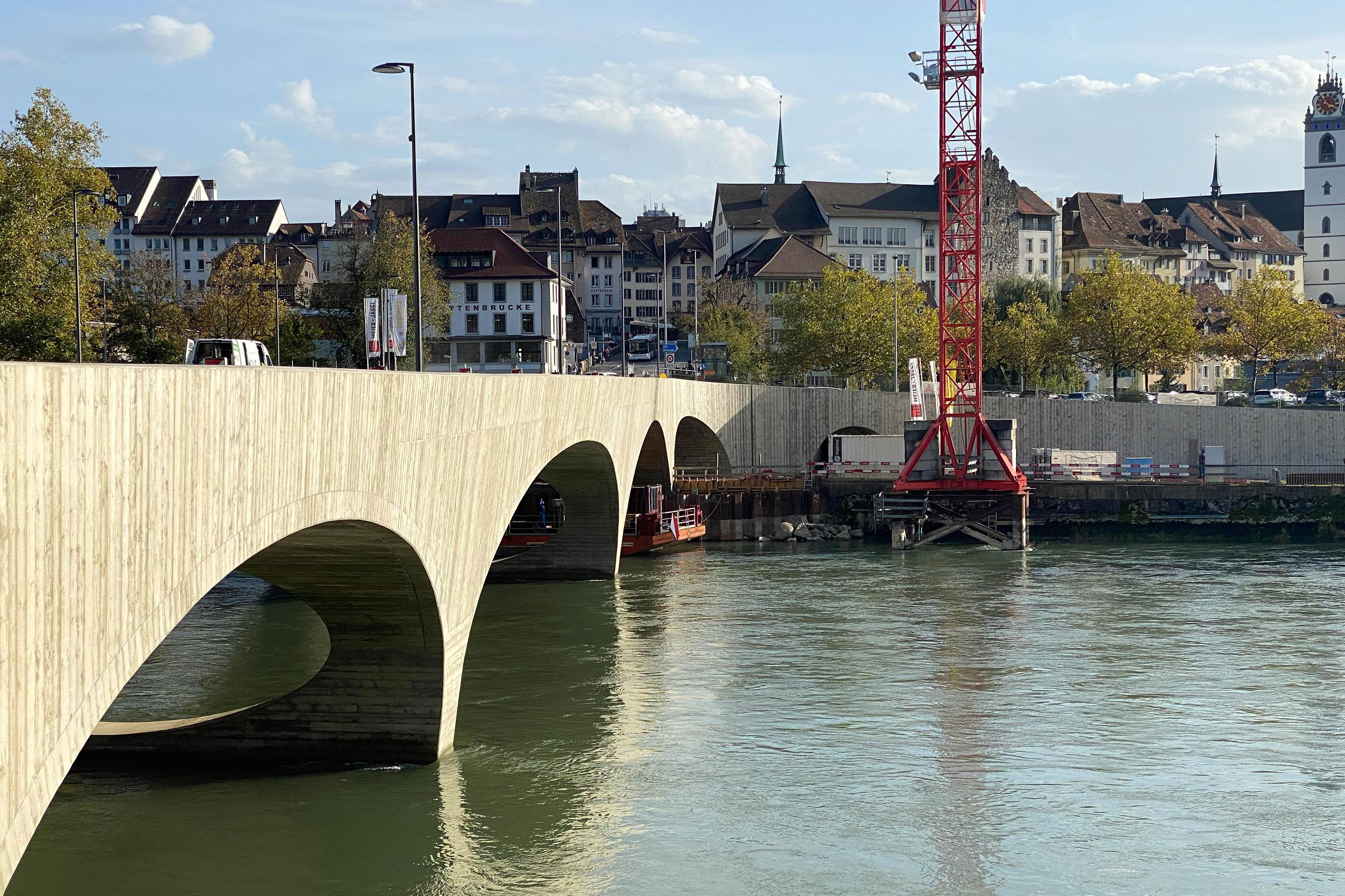 Farbpigmente im Beton sorgen für ein wechselndes Erscheinungsbild je nach Sonnenstand.
