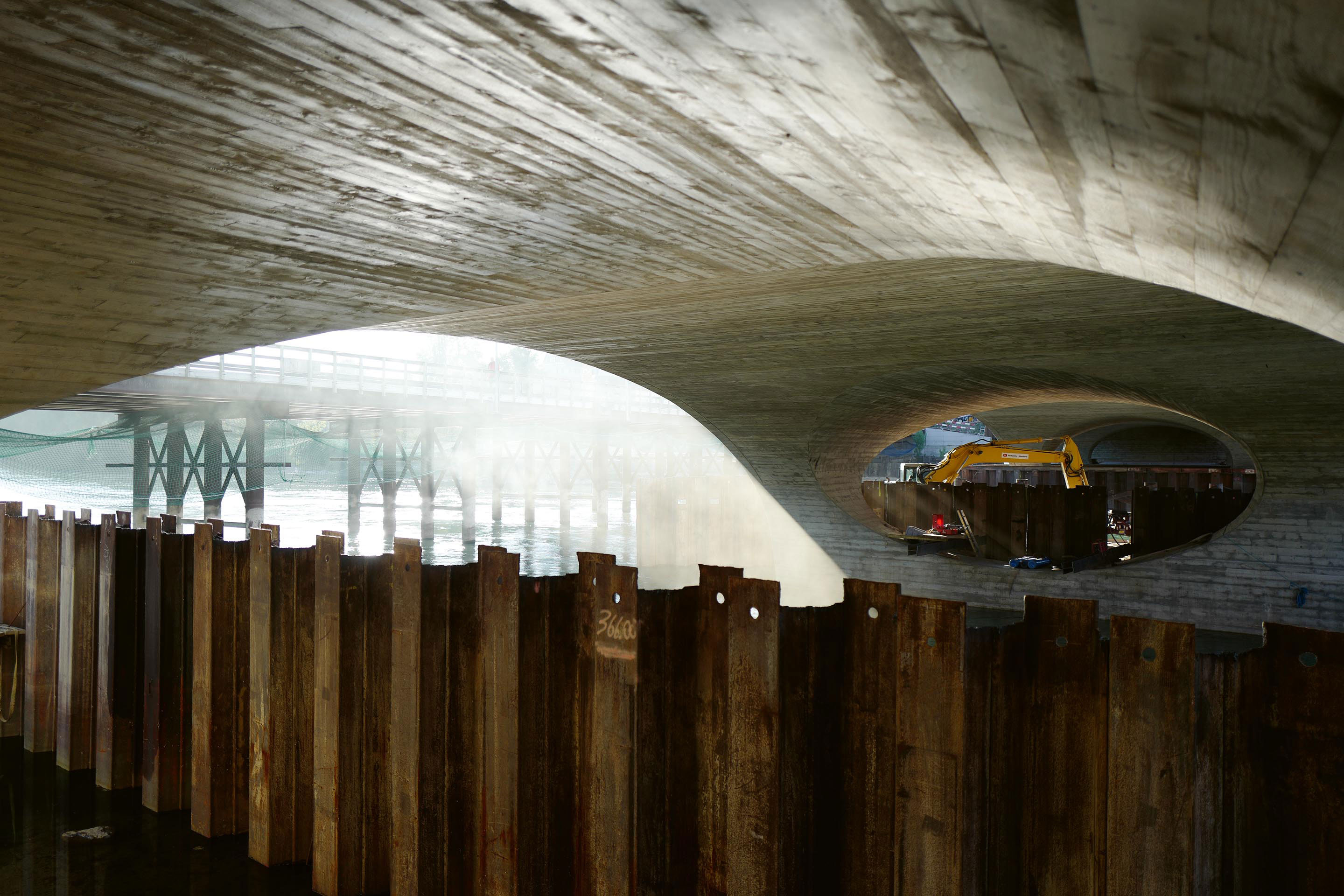 Ineinandergreifende Geometrien: Die orthogonal zueinander ausgerichtete Schalung für die Längs- und Querbögen der neuen Aarebrücke unterstreicht das murale Erscheinungsbild der Brücke, war aber äusserst aufwendig in der Erstellung.