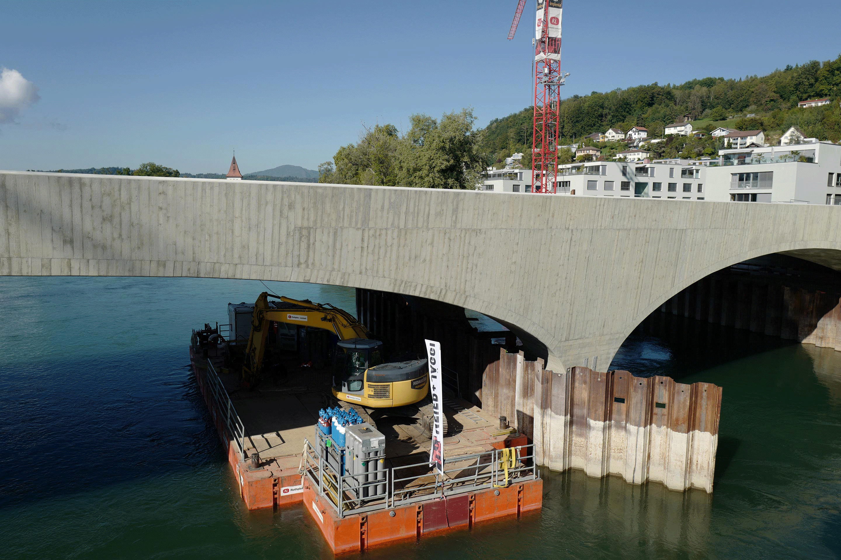 Für die Arbeiten im und am Wasser waren aufwendige Bauhilfsmassnahmen und Installationen nötig.