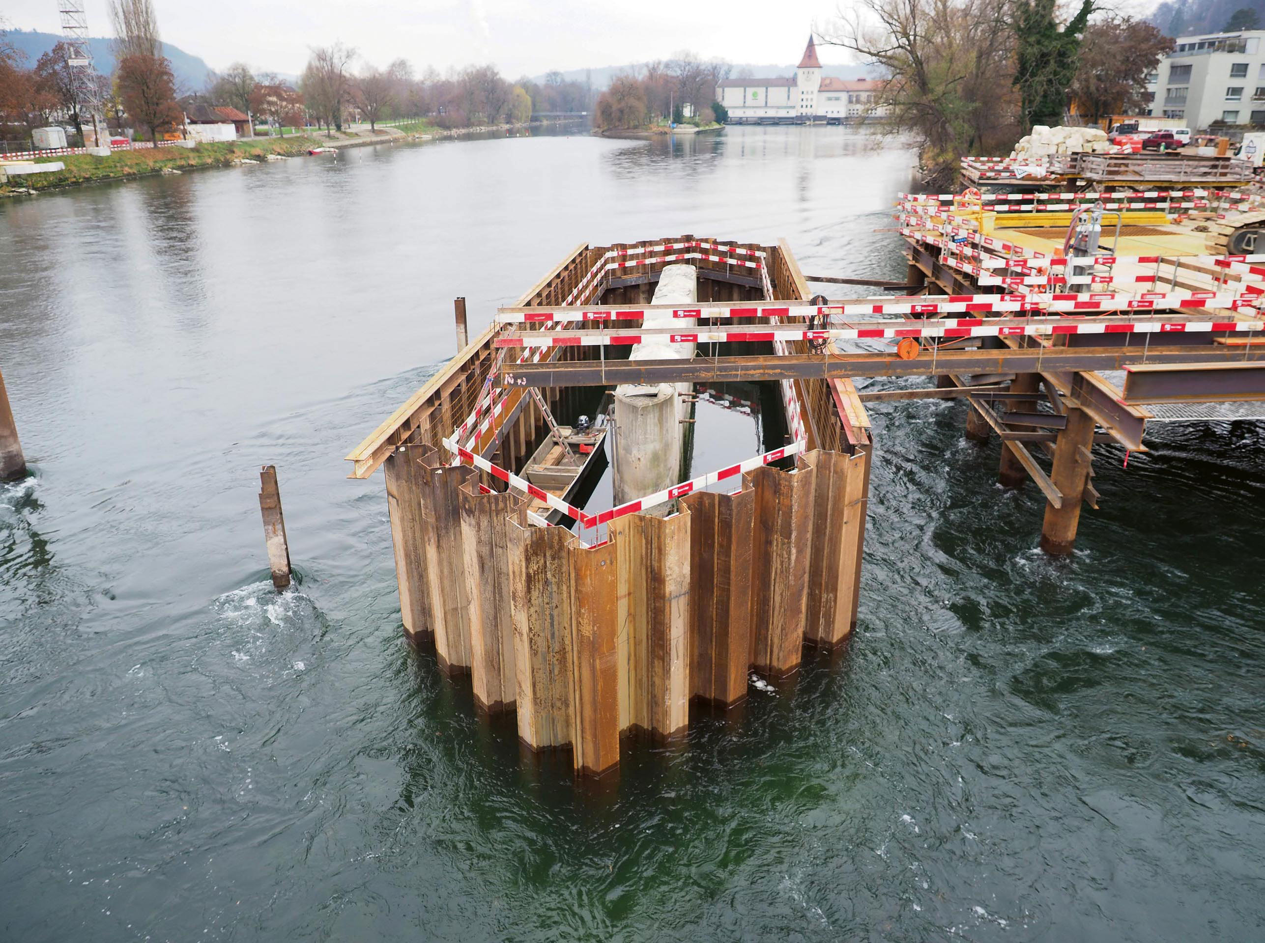 Fundamentarbeiten am Pfeiler Nord. Bei der Erstellung der Baugrubensohle wurde der Normalwasserspiegel in den Spundwandkästen temporär rund 6.5 Meter abgesenkt.