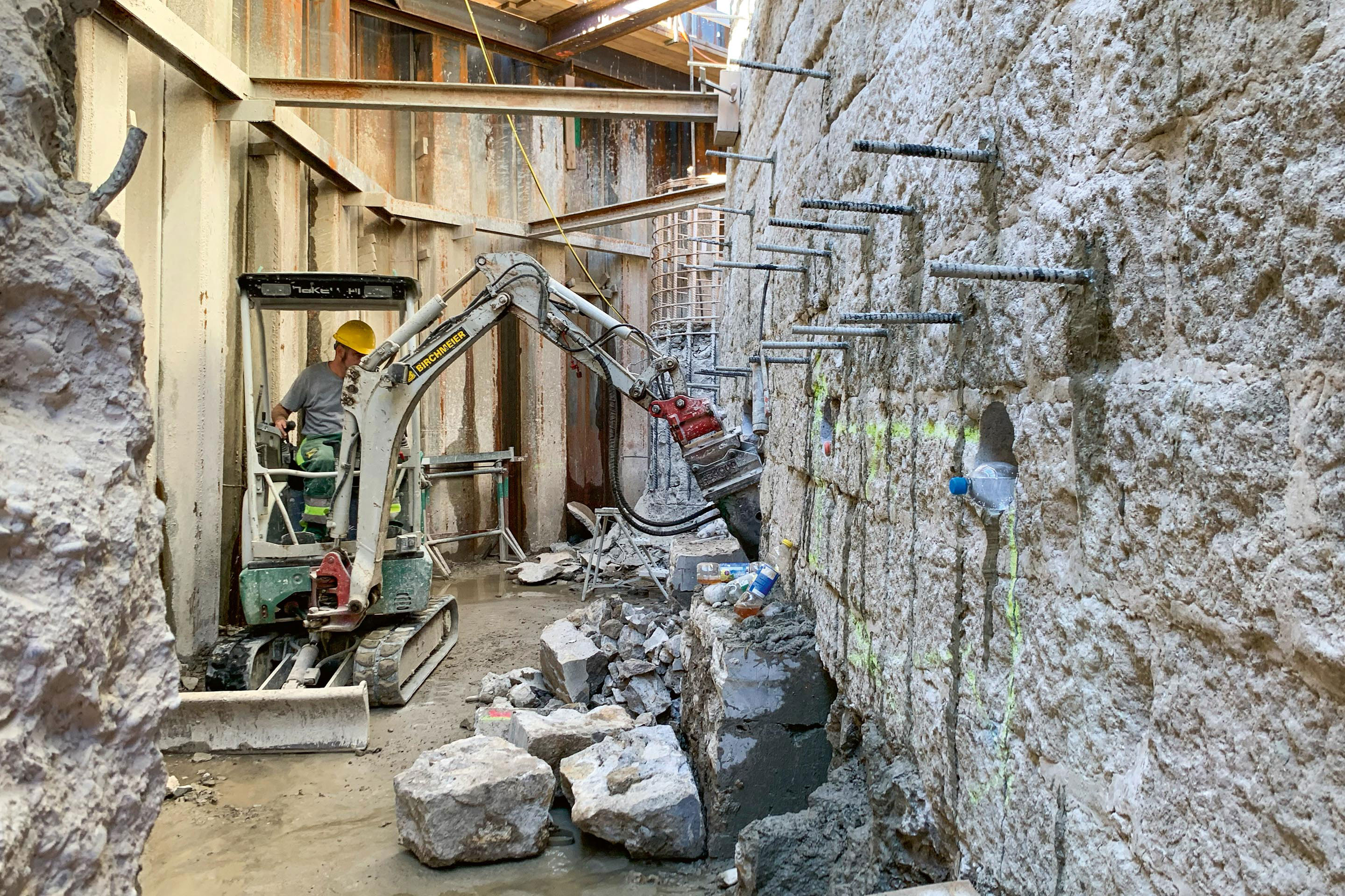 Die Arbeiten erfolgten unter sehr beengten Bedingungen. Zwischen Spundwand und bestehendem Natursteinpfeiler verblieb nur ein ca. 2 m breiter Arbeitsraum.