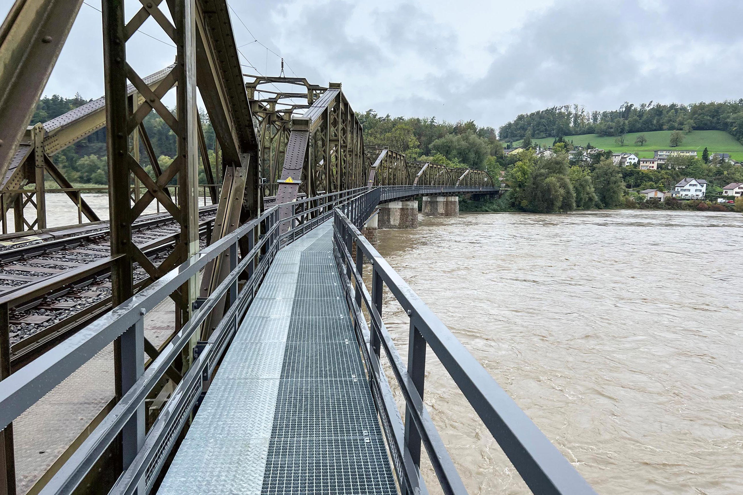 Der beliebte Fussgängersteg wurde erneuert. Das Riffelblech soll Hunden die  Überquerung der Aare erleichtern.