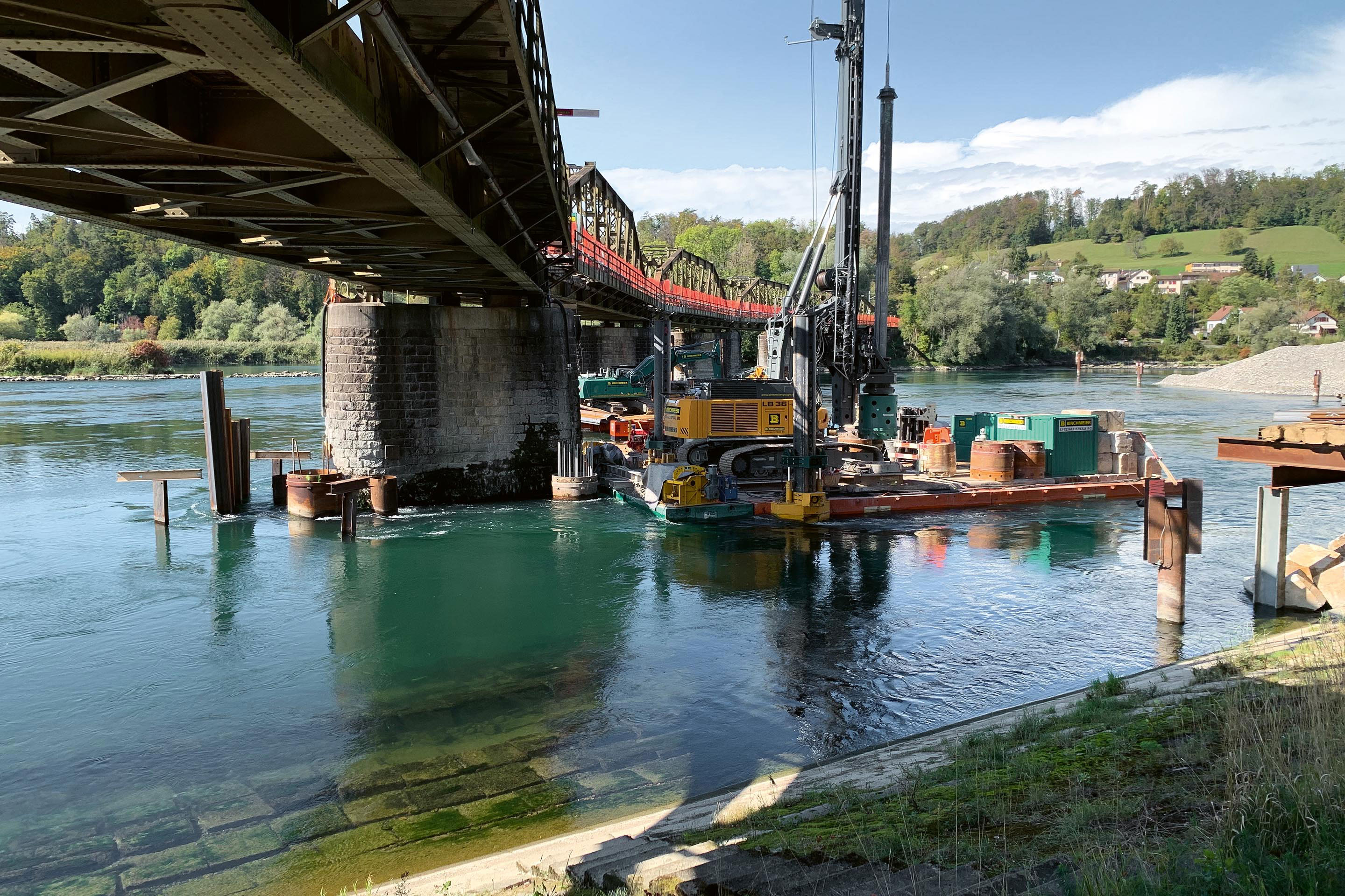 Die Mehrheit der Arbeiten wurde vom Wasser aus ausgeführt. Zu den Hauptbauzeiten waren bis zu vier grosse Pontons im Einsatz. Gebaut wurde in den Sommermonaten. Von Dezember bis Mai gilt auf diesem Aareabschnitt ein Betretungsverbot.