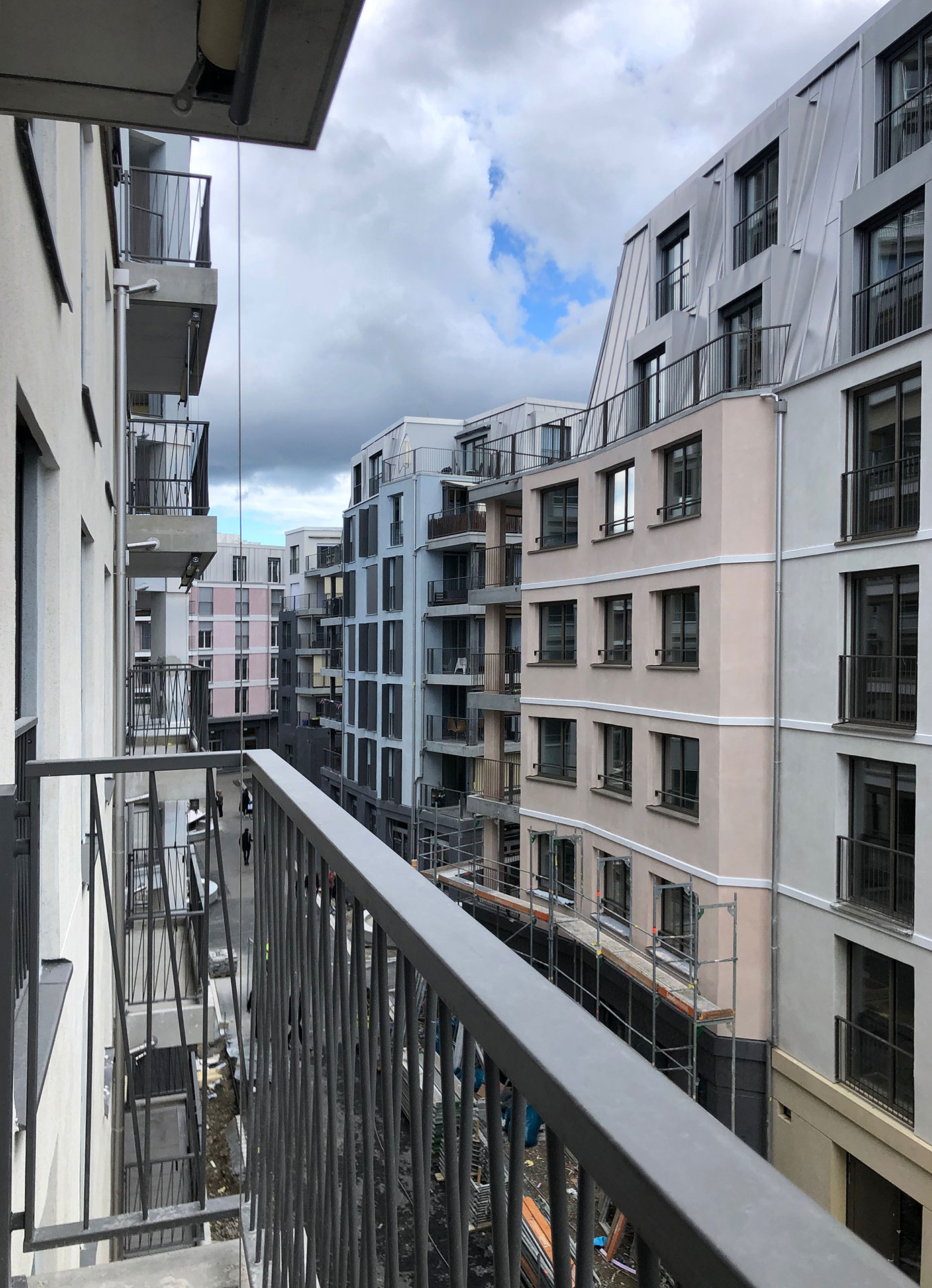 Blick in eine Zwischengasse mit französisch anmutendem Fassadenbild.