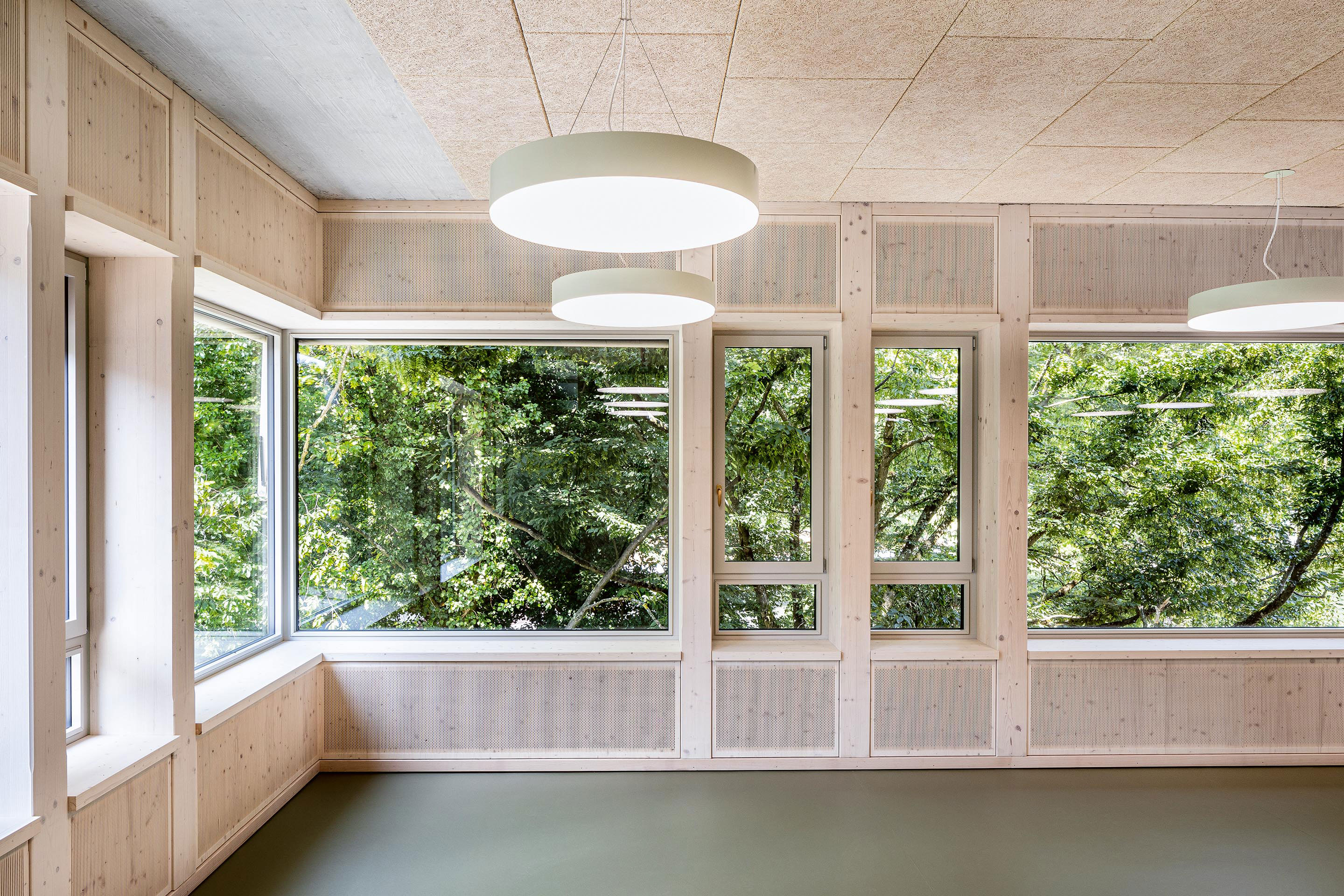 Le scanalature su parapetti e rivestimenti integrano dal punto di vista della superficie i pannelli del soffitto, per assicurare i valori acustici necessari.