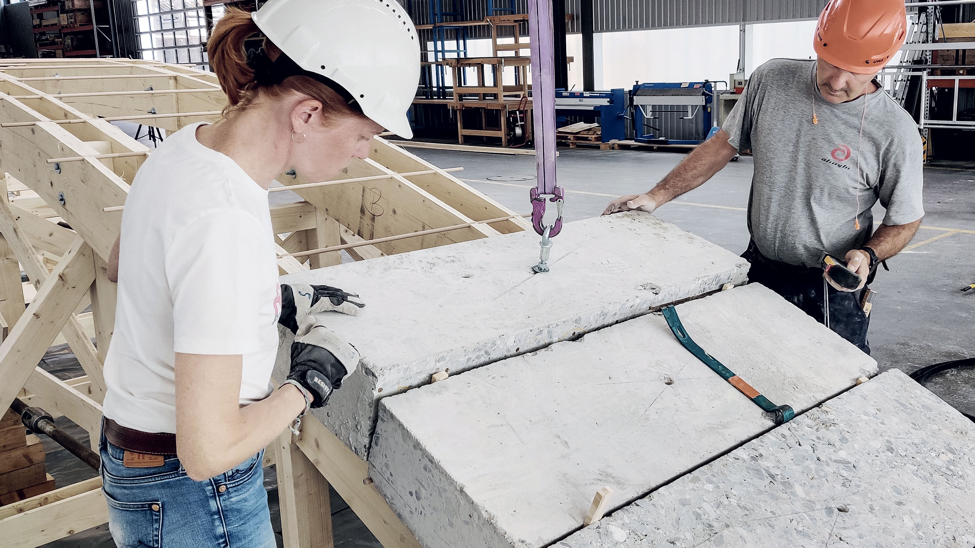 Pose des blocs de béton de réemploi sur le cintre en bois (EPFL)