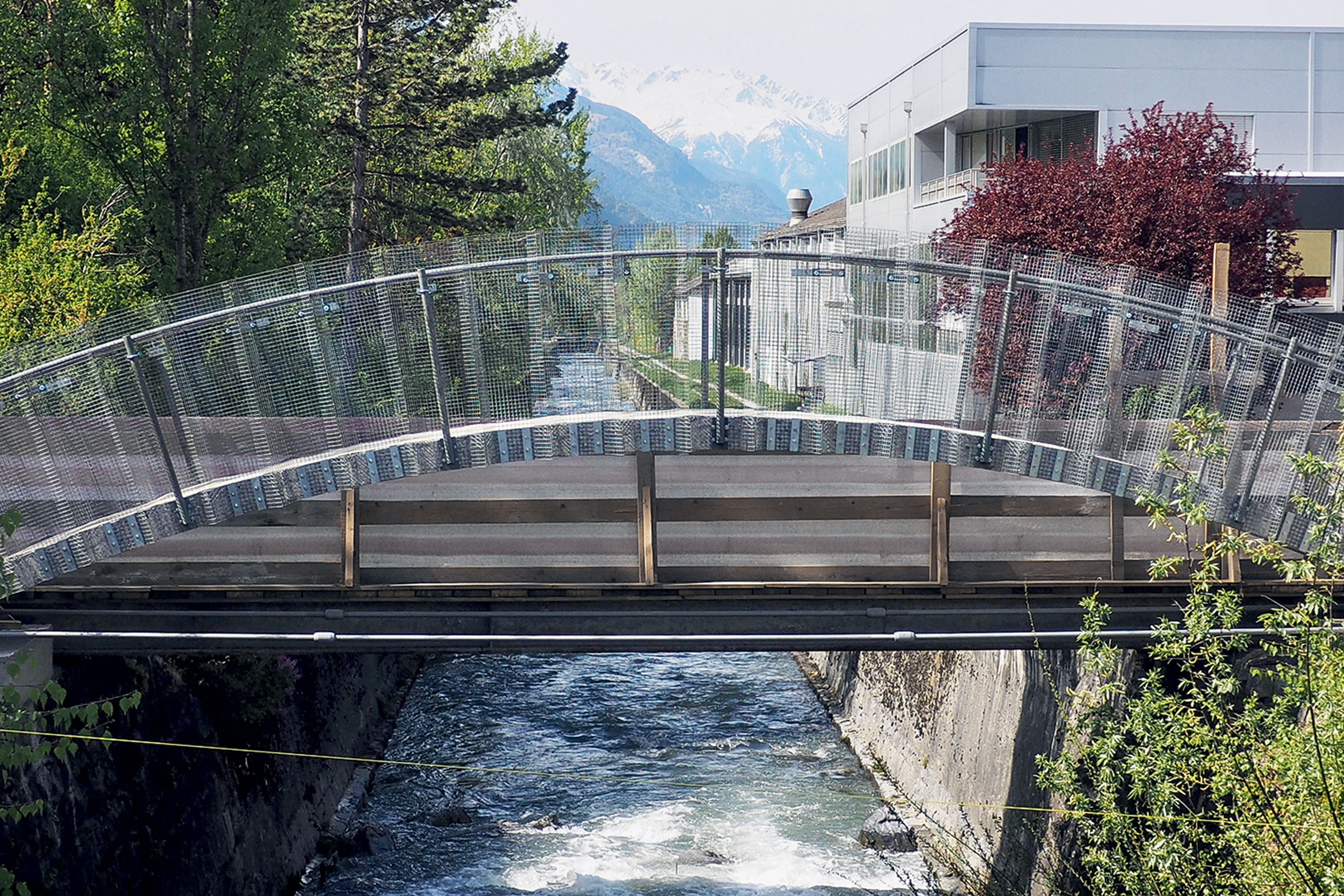Passerelle installée sur la Morge (EPFL)