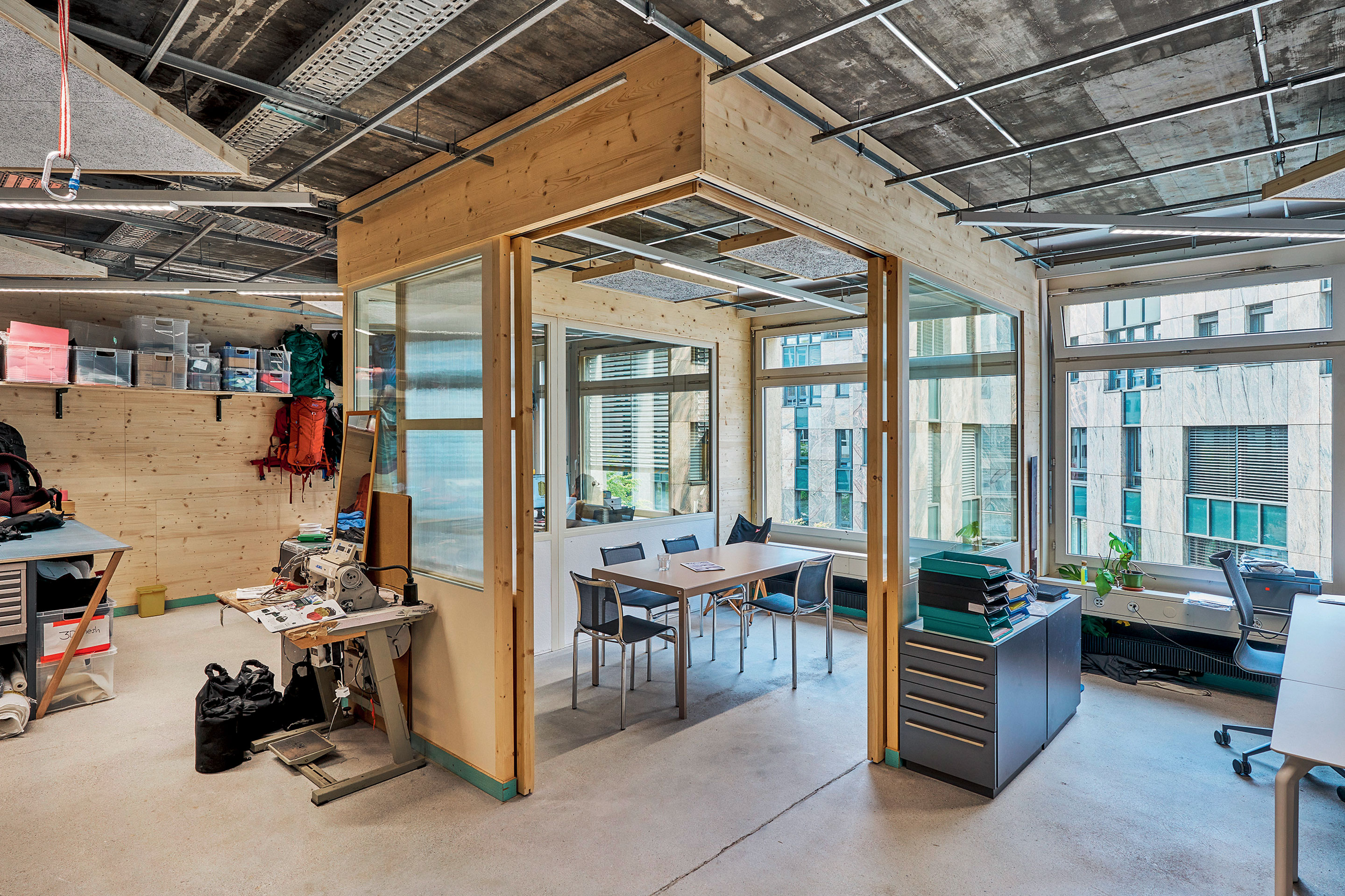 Avant d’acheter du neuf, le bureau a été transformé avec tout ce qu’on a trouvé sur place : anciennes cloisons, murs de grimpe, panneaux publicitaires, etc.