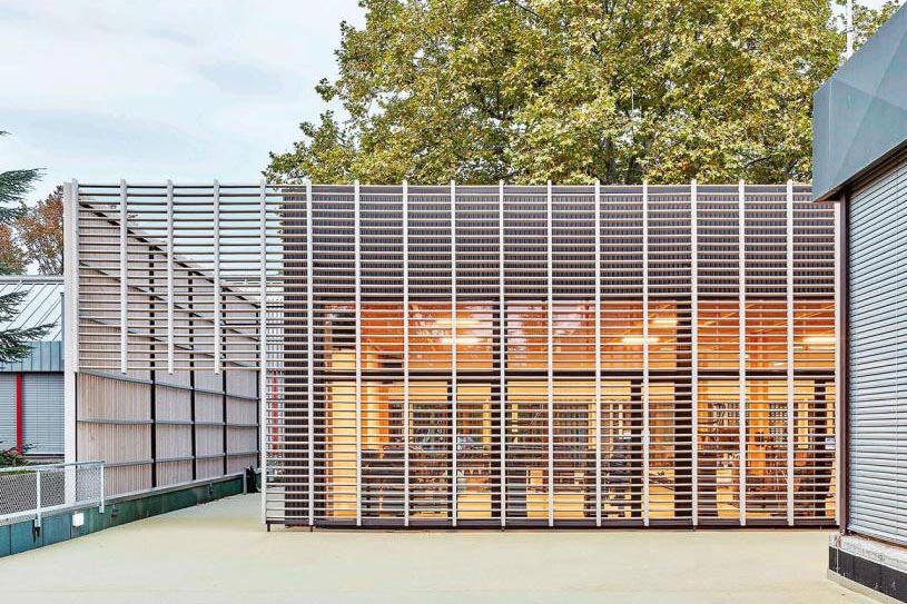 An der Südseite des Pavillons sind die Lamellen horizontal angebracht und dienen so dem Sonnenschutz, im Norden mit vertikaler Ausrichtung bilden sie einen Filter zwischen der äusseren Erschliessung und den Sportlern.