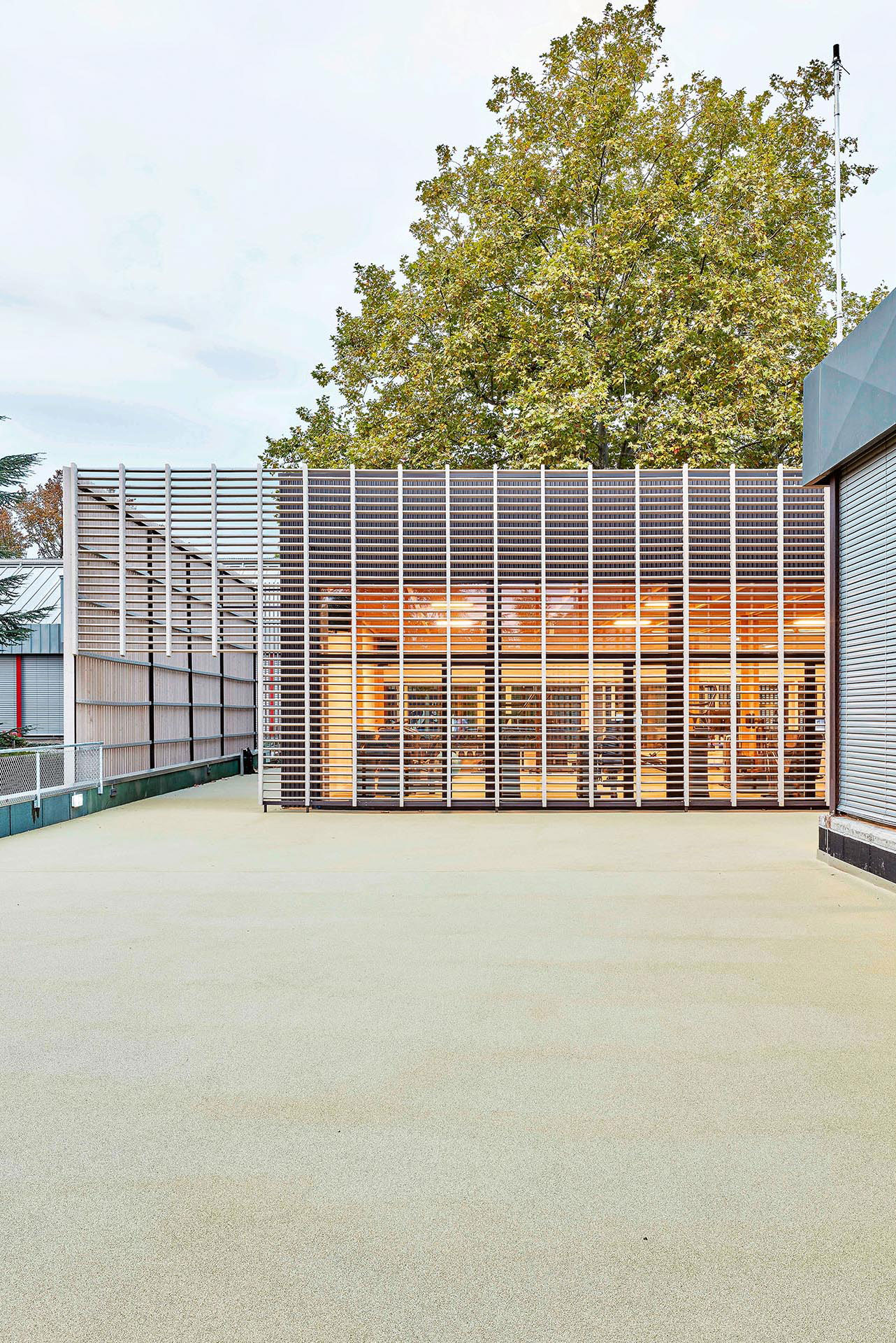 An der Südseite des Pavillons sind die Lamellen horizontal angebracht und dienen so dem Sonnenschutz, im Norden mit vertikaler Ausrichtung bilden sie einen Filter zwischen der äusseren Erschliessung und den Sportlern.