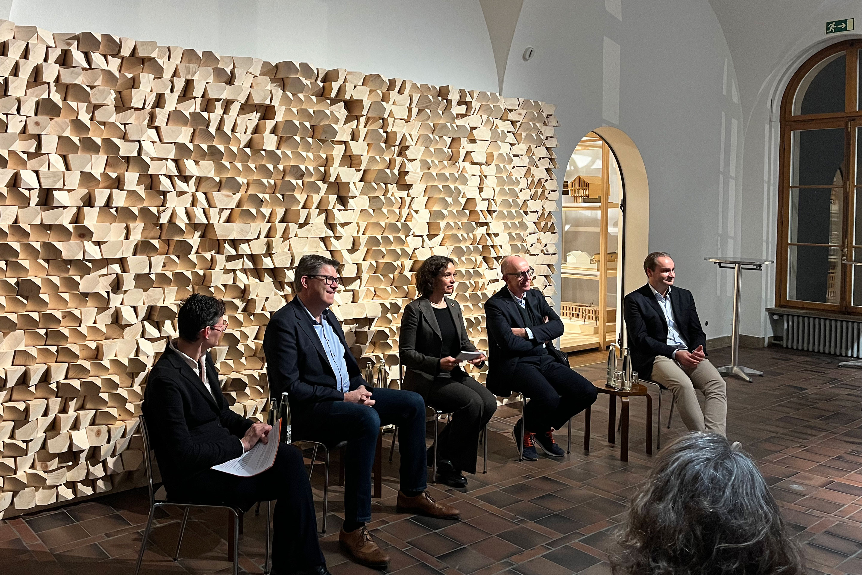 Poiumsgespräch anlässlich der Vernissage von «Schweizer ingenieurbaukunst» (Band 4) im Zentrum Architektur Zürich ZAZ. Vin links nach rechts: Cristina Zanini, Bauingenieurin und Stadträtin von Lugano; Pirmin Jung, Bauingenieur der Pirmin Jung AG; Judit Solt, Chefredaktorin TEC21; Tivadar Puskas Bauingenieur und Partner bei Schnetzer Puskas Ingenieure und Dr. Andrea Bassetti, Bauingenieur und Mitglied der Geschäftsleitung bei Dr. Lüchinger Meyer.