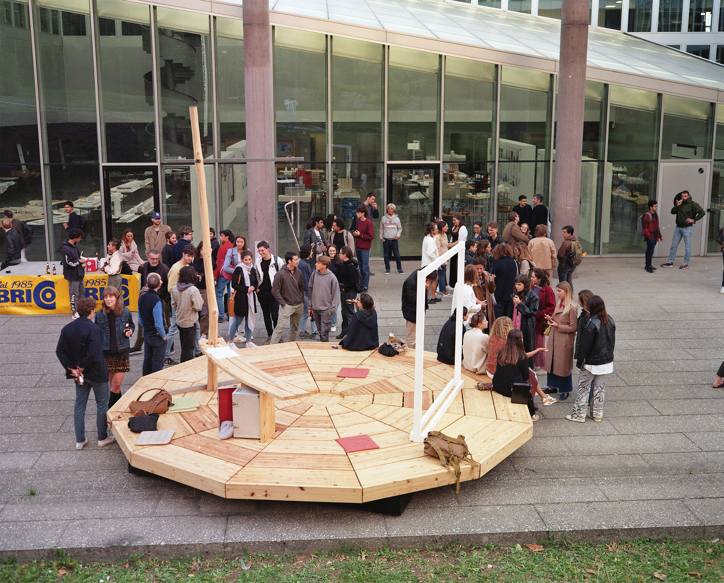 Nuova Thule: La piattaforma nel parco dell’Accademia di Architettura di Mendrisio.