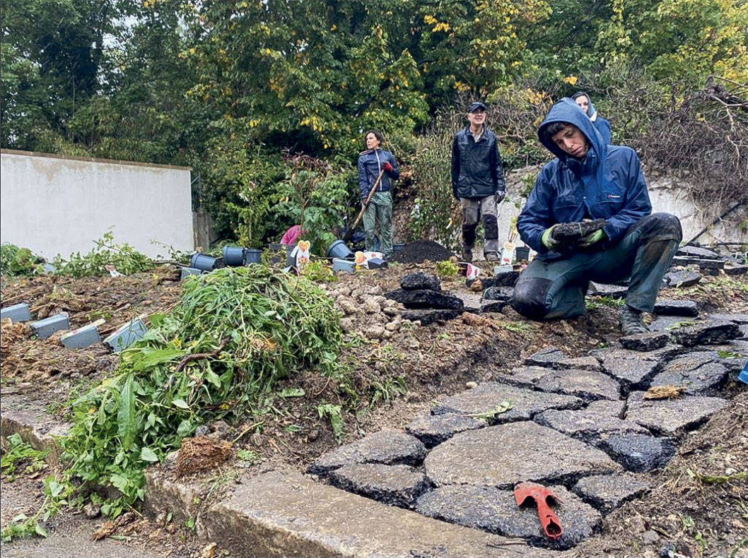 Réemployer: Jardin Casse Dalle, Cité maraîchère, Ville de Romainville, 2022. Désimperméabilisation et aménagements pour permettre la pratique de l’agriculture urbaine dans une friche.