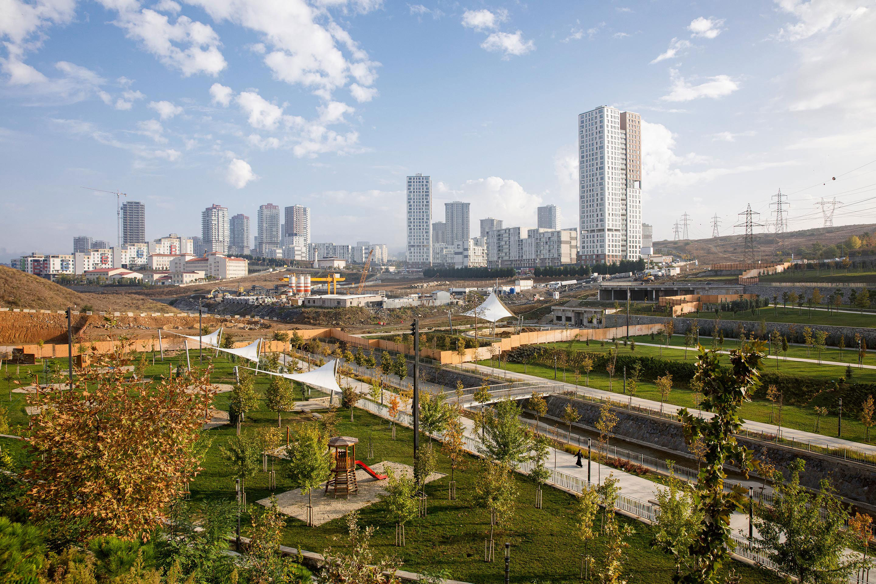 Le quartier de Kayaşehir dans l’arrondissement de Başakşehir est en plein développement. Dans la vallée, le parc est interrompu par le chantier d’une future station de métro.