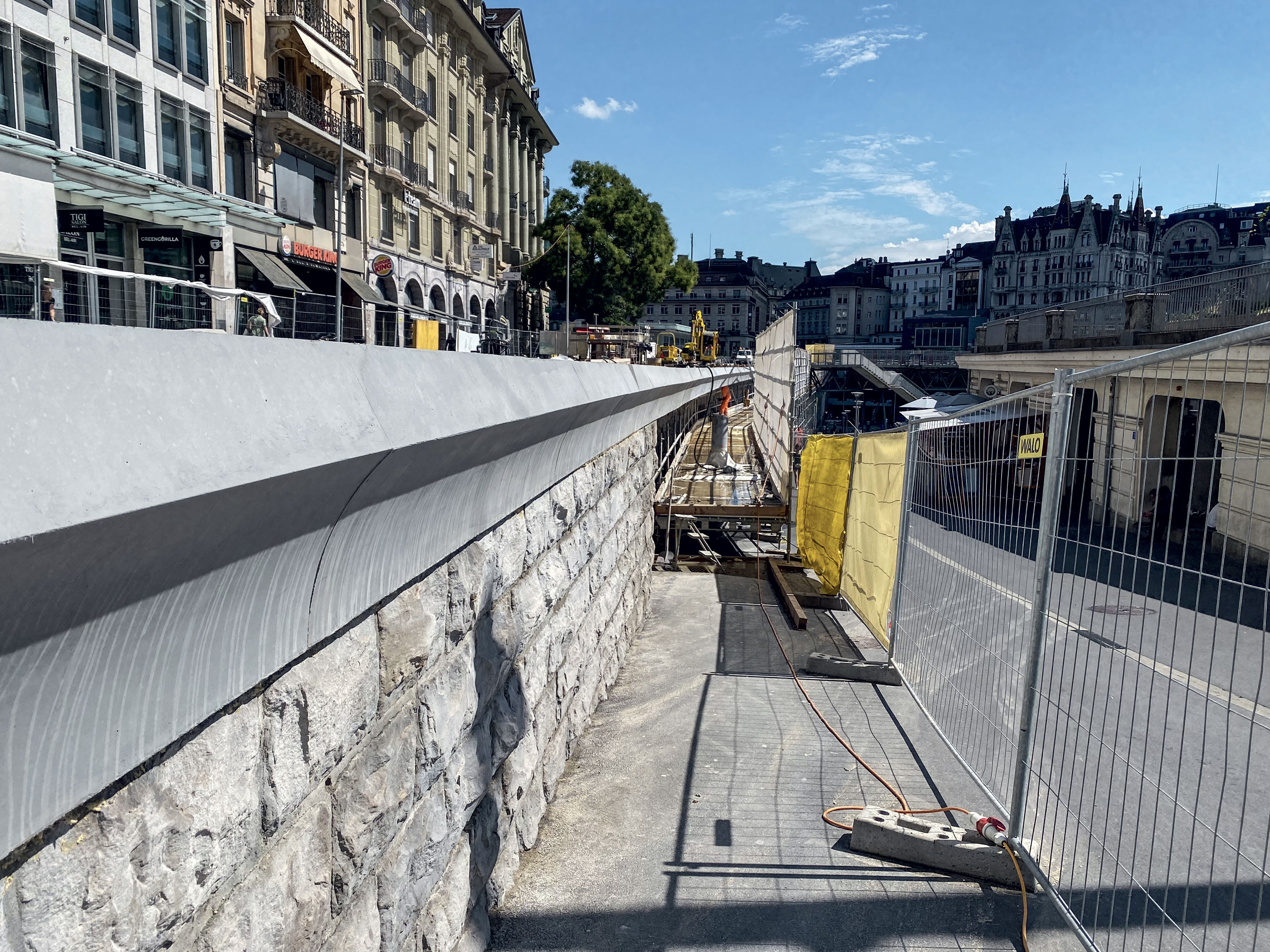 Vue en enfilade de la bordure sur l’estacade et le mur contigus