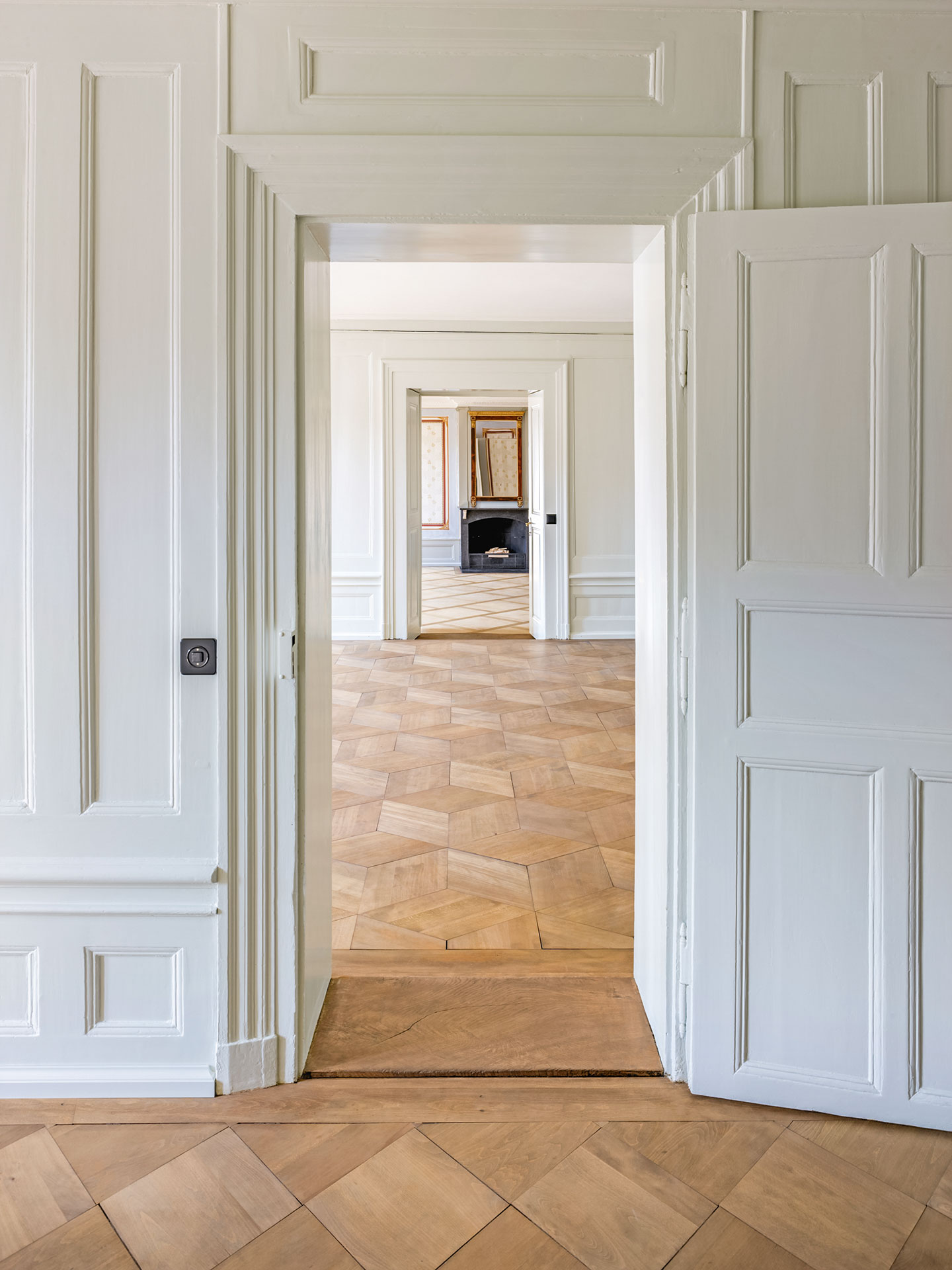 Münstergasse 32: Enfilade durch die platzseitigen Salons der Grosswohnung im zweiten Obergeschoss.
