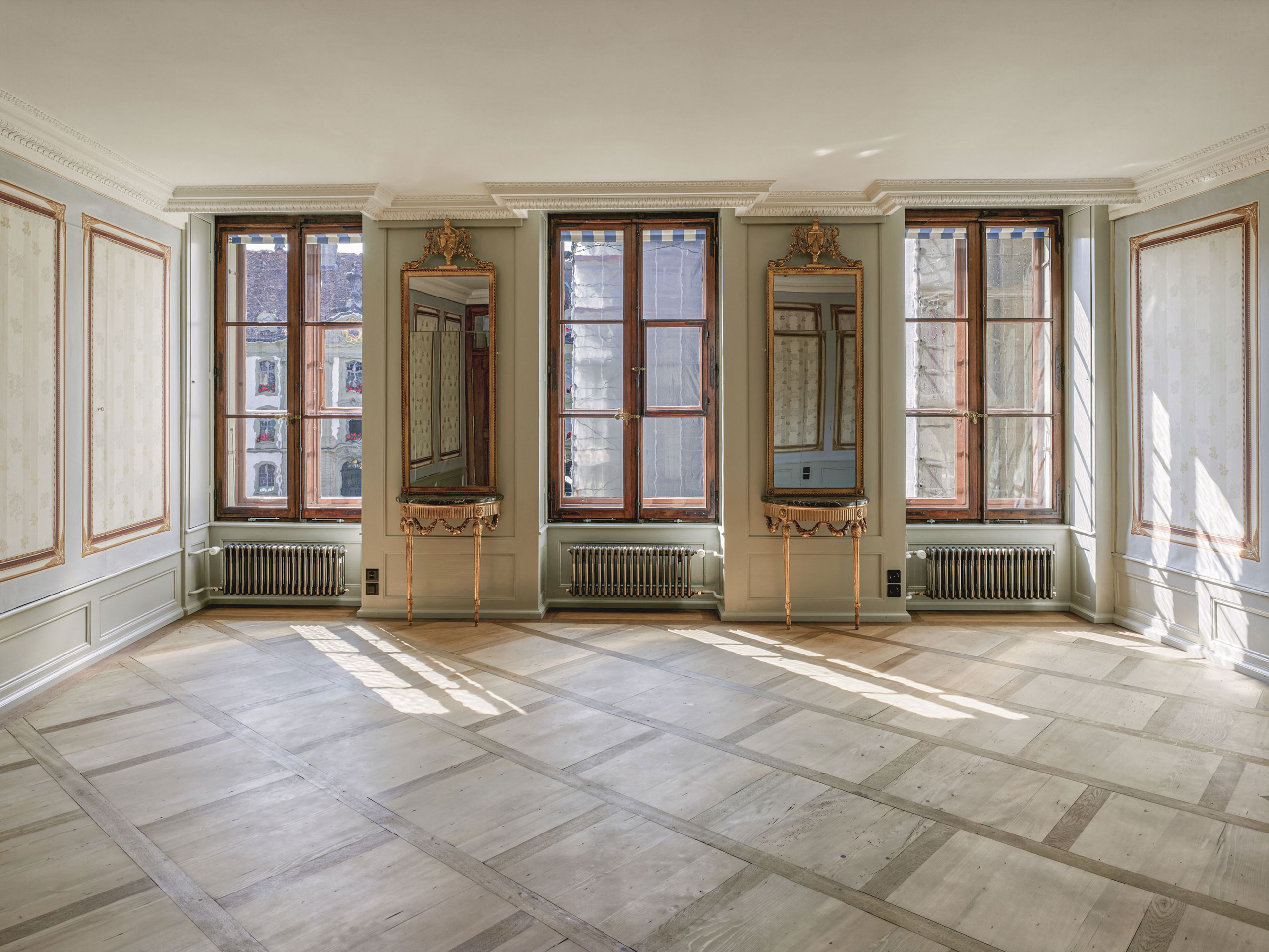 Münstergasse 32: Grosser Salon im zweiten Obergeschoss mit Konsolen und Spiegeln aus der Werkstatt Funk und historischen Eichenfenstern.