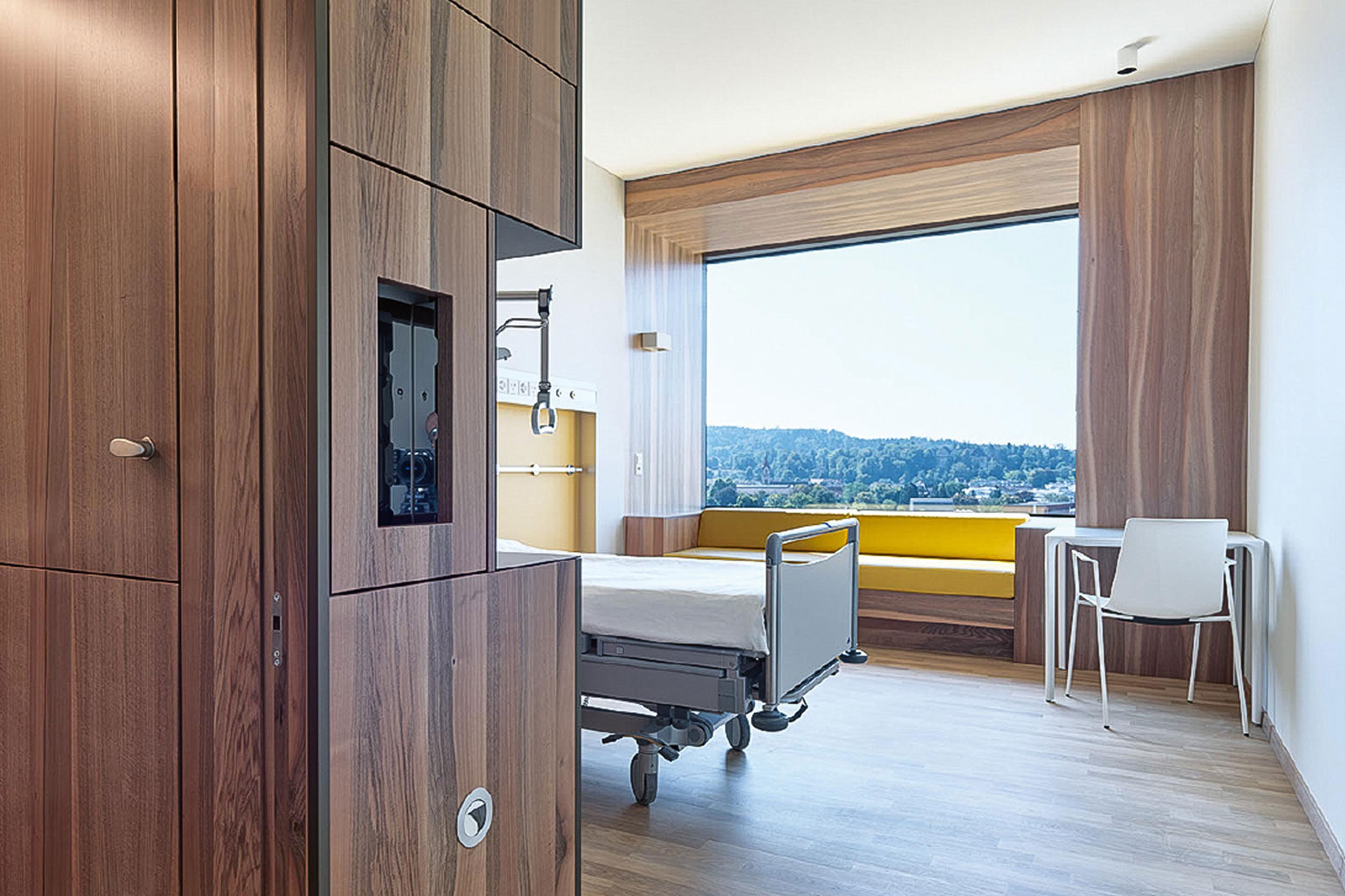 Die Spitalzimmer im neuen Bettenhochhaus sind wohnlich.