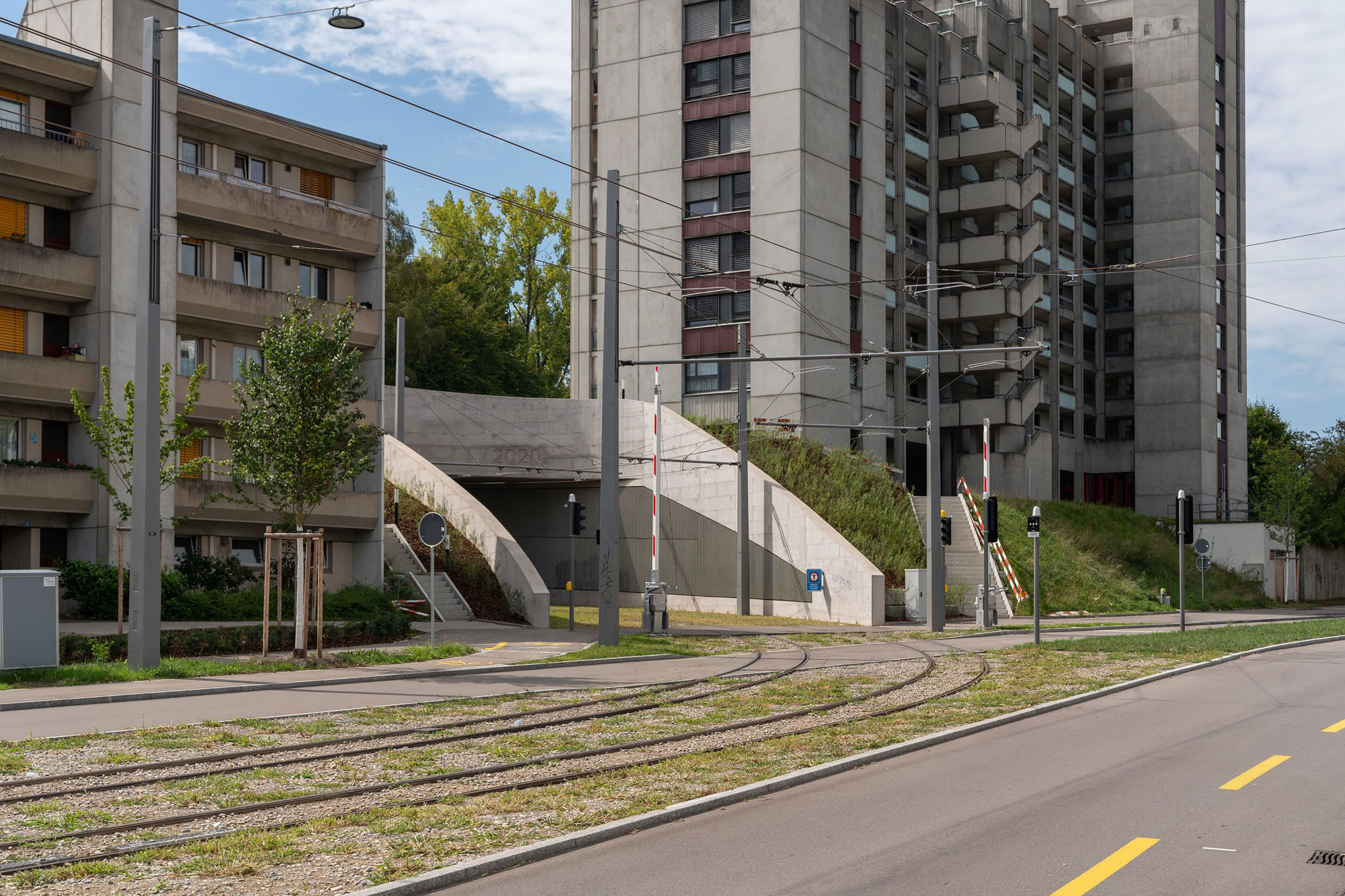 Vor Baubeginn wurden für die Haltestellen, Fahrleitungen, Kunstbauten etc. Gestaltungsrichtlinien ausgearbeitet. Die Elemente der Limmattalbahn wirken gradlinig und fügen sich harmonisch in den Stadtraum ein. Die 955 Masten entlang der Strecke wurden eigens für die Limmattalbahn entworfen.