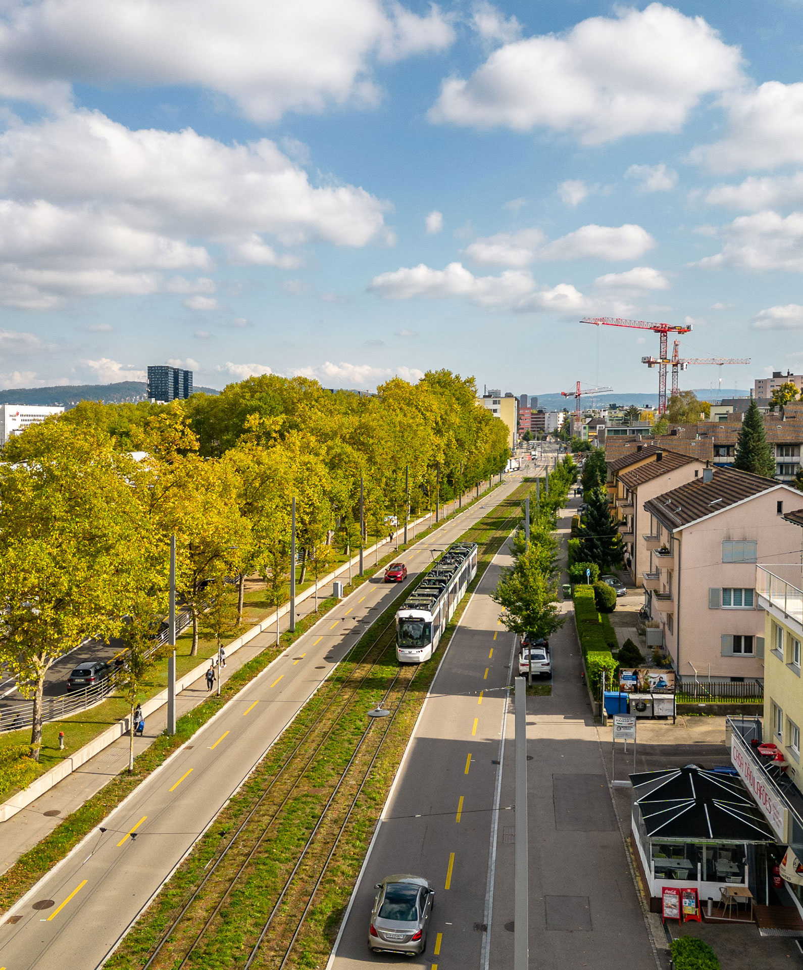 Wo möglich wird die Stadtbahn auf einer eigenen Fläche geführt. Diese sind nach der Stadtgrenze zu Zürich grösstenteils begrünt, was die Verkehrsfläche gliedert und weniger wuchtig erscheinen lässt. Hinsichtlich Biodiversität und Stadtklima lässt diese Gestaltung hoffen. Andernorts müssen die verschiedenen Verkehrsträger aus Platzgründen gemischt geführt werden.