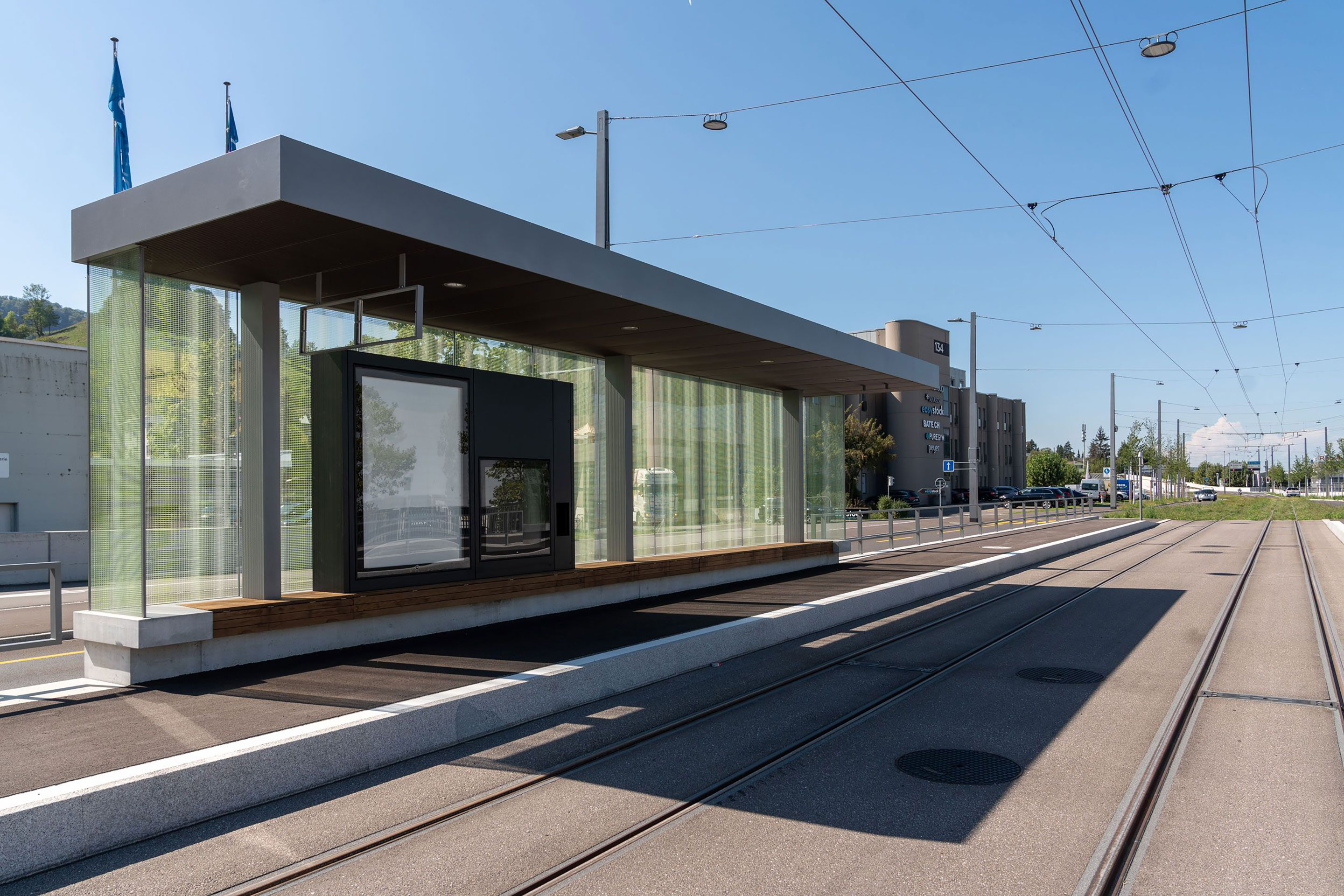 Die einheitliche Gestaltung der 27 Haltestellen bildet den roten Faden durch die Gemeinden. Sie wirken transparent und trotzdem selbstbewusst, behaupten ihren Platz im Strassenraum aber weniger prominent als ihre Pendants entlang der Glattalbahn.