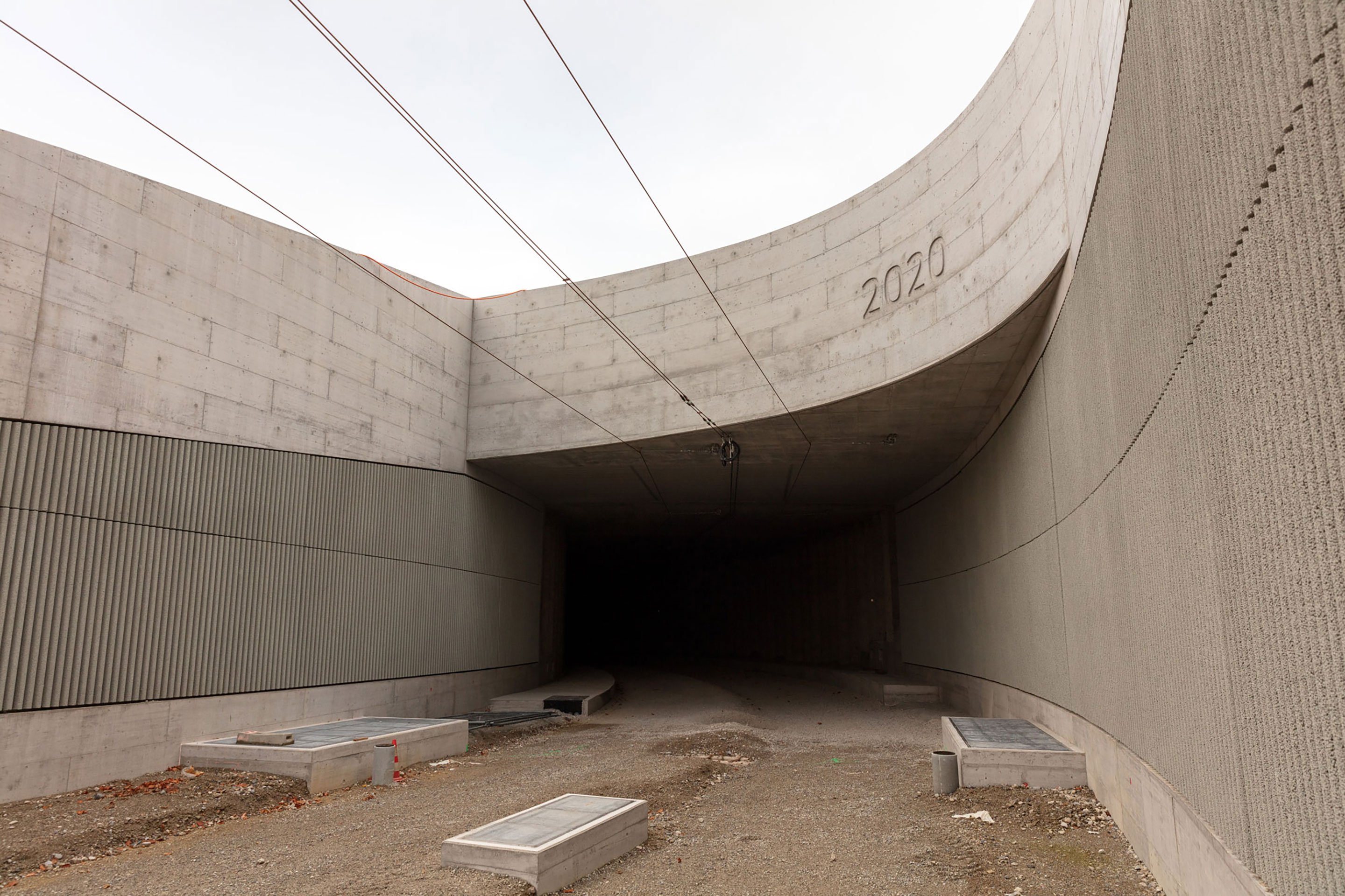 Zwischen der Badenerstrasse und dem Spital Limmattal fährt die zukünftige Limmattalbahn im rund 245 Meter langen Färberhüslitunnel. Die Lage der Tunnelbaustelle im Siedlungsgebiet war herausfordernd. Der Tunnel wurde schliesslich im Tagbau in Deckelbauweise erstellt.