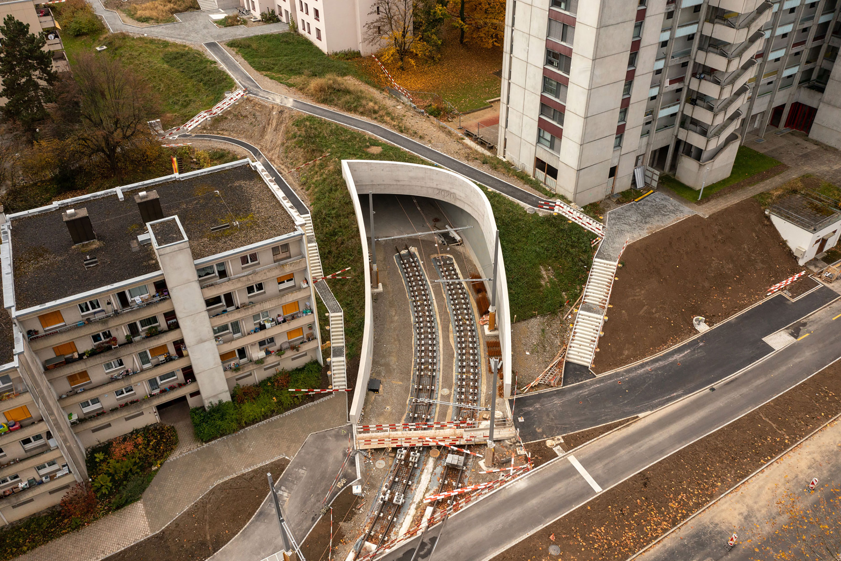 Der Deckel des Färberhüslitunnels soll von Pionierpflanzen besiedelt werden. Mit der Zeit – so die Idee – wird sich eine artenreiche Magerwiese ausbilden, in der auch seltene Insektenarten ihren Lebensraum finden.