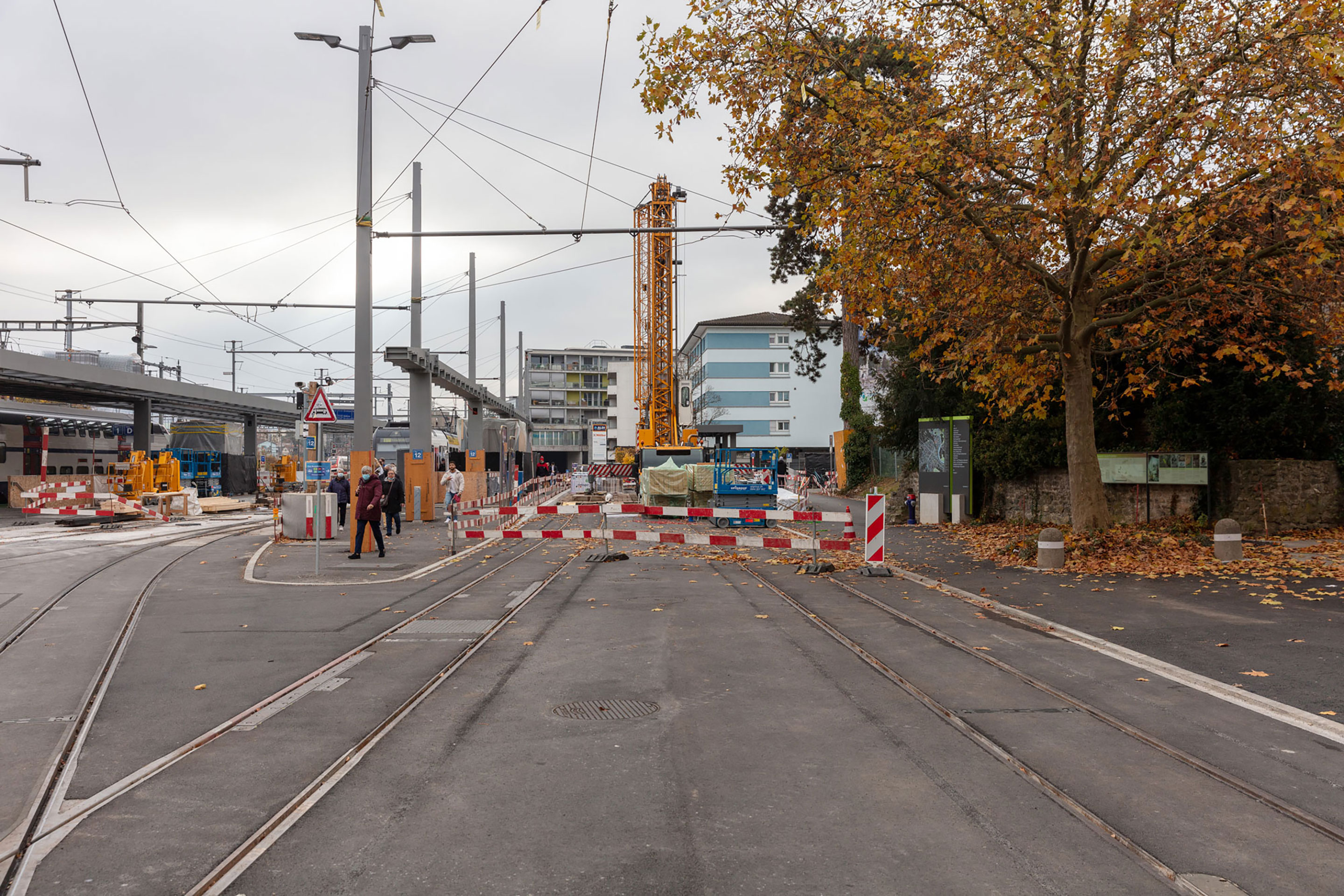 In Dietikon trifft die Limmattalbahn mit der Bremgarten-Dietikon-Bahn (BDB) zusammen. Die Plangenehmigungsverfügung des BAV für den Ausbau der BDB auf Doppelspur wird 2023 erwartet. Die Limmattalbahn erstellte vorab den Doppelspurabschnitt bis zur Schneggstrasse.